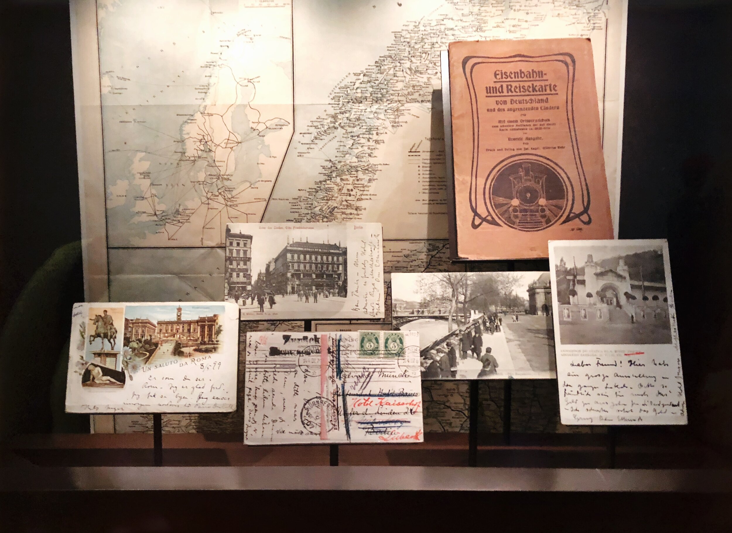  Maps, notebooks, postcards from Munch’s travels 