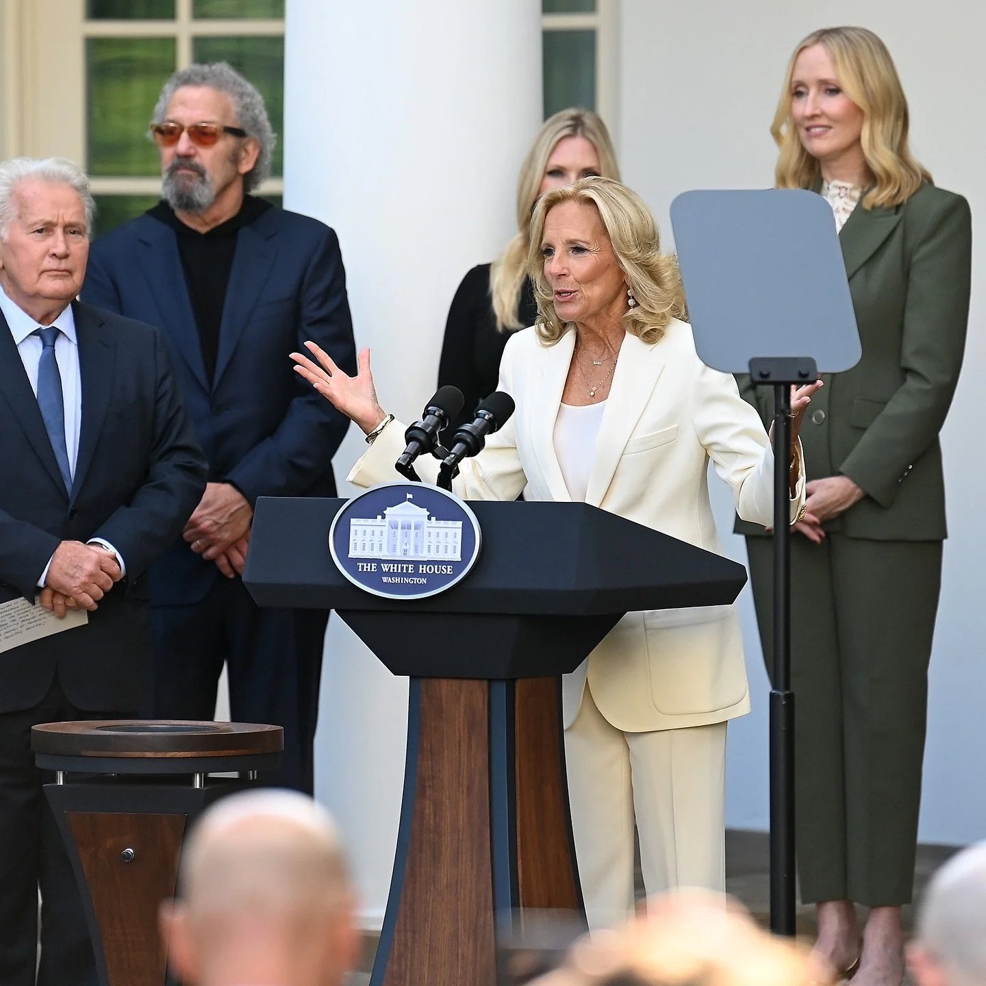 Congratulations to @warnerbrostv on the 25th anniversary of their iconic show The West Wing. What better place to celebrate than the White House? 

📸 @michaelsimon64