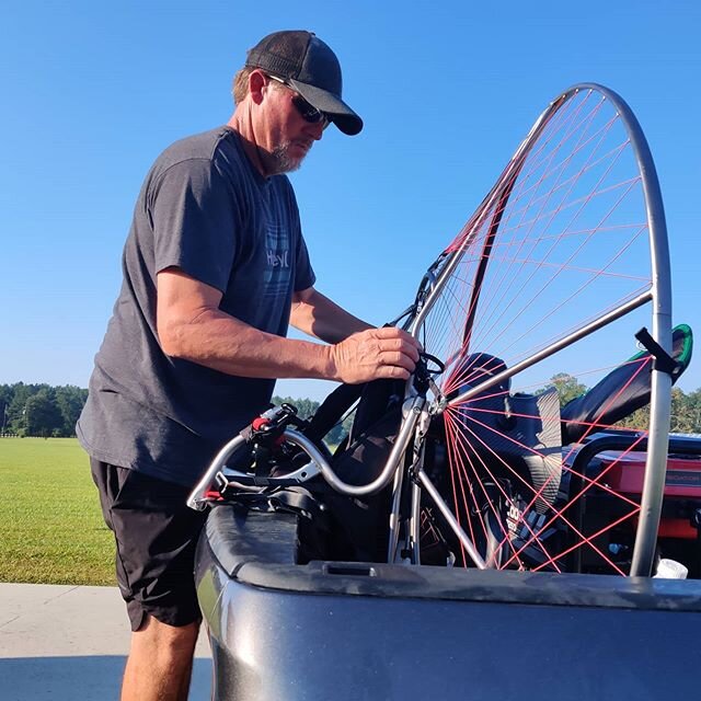 @ppctree loading up his new @macflyparamoteur travel edition paramotor into his pickup truck... Remember that it's 2020, your airplane is able to fit in the back of a pickup truck and take you to 18000 ft, what are you waiting for? Get some air!