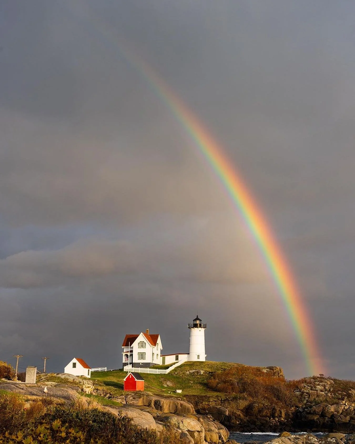 One year ago today&hellip;this scene at The Nubble Lighthouse in Cape Neddick, Maine. 

❤️🧡💛💚💙🩵💜