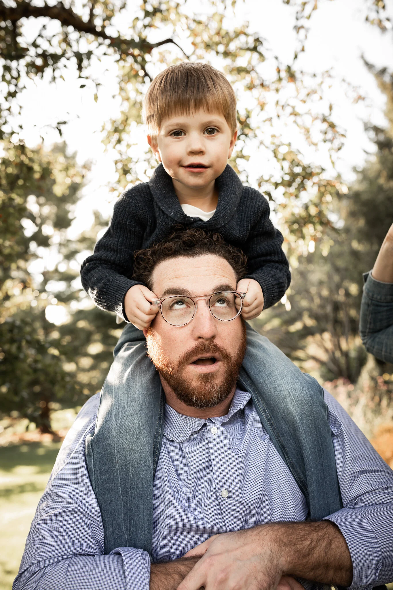 Little boy on dad’s shoulders | AMG Photography