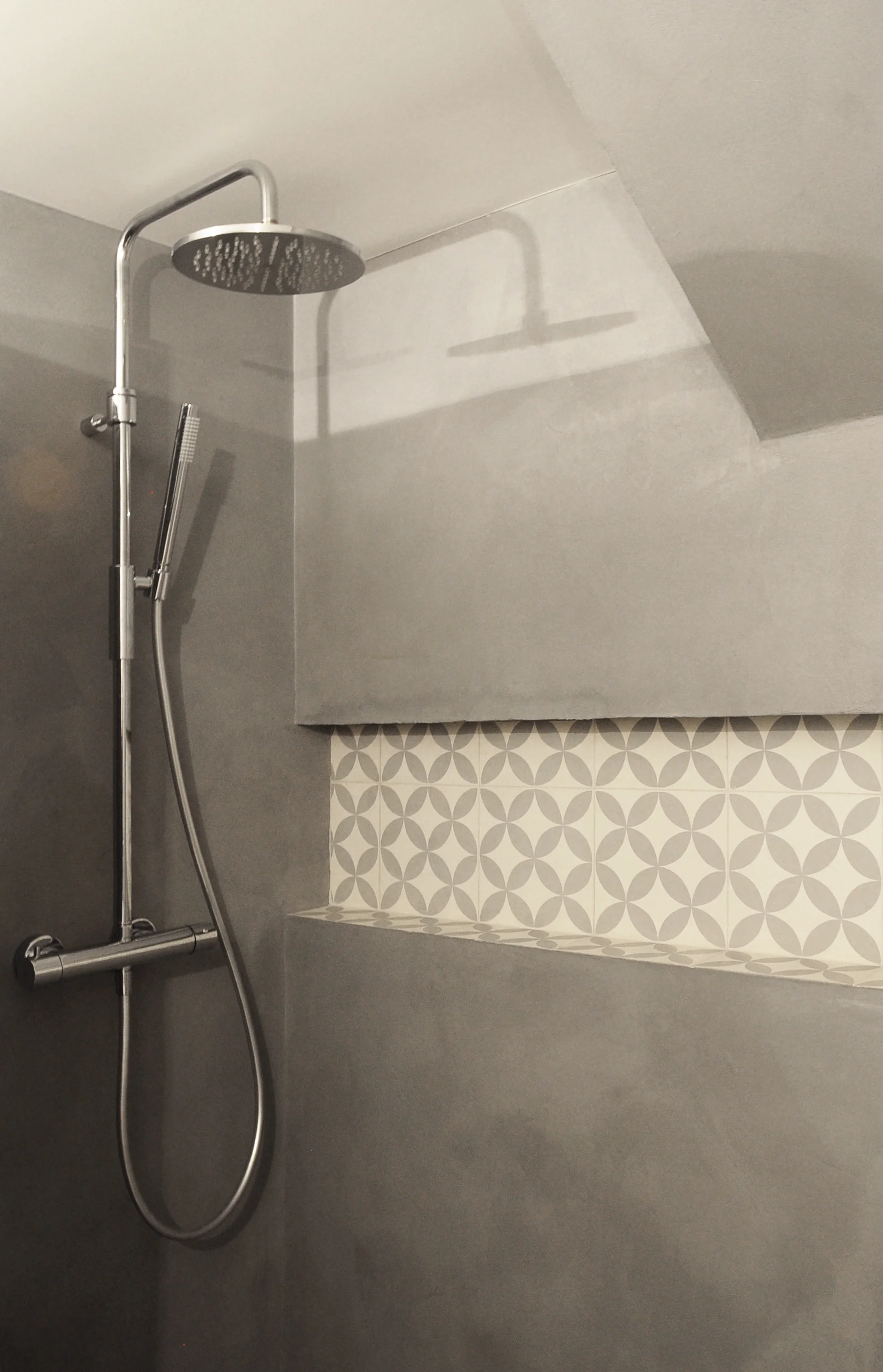 Rénovation aménagement intérieur architecte appartement hotel particulier Paris 16 - douche béton ciré carreaux ciment - Chloé Cornu.jpg
