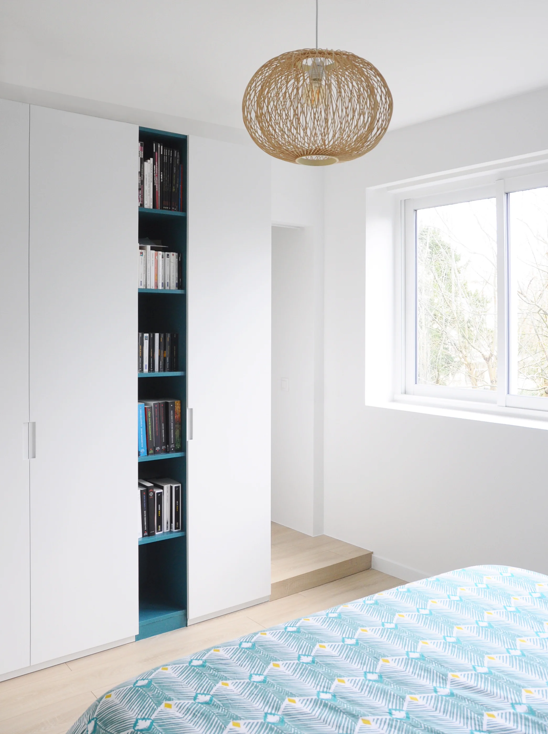 Rénovation aménagement intérieur architecte appartement Meudon 18 - vestiaire niche coloree - Chloé Cornu.jpg