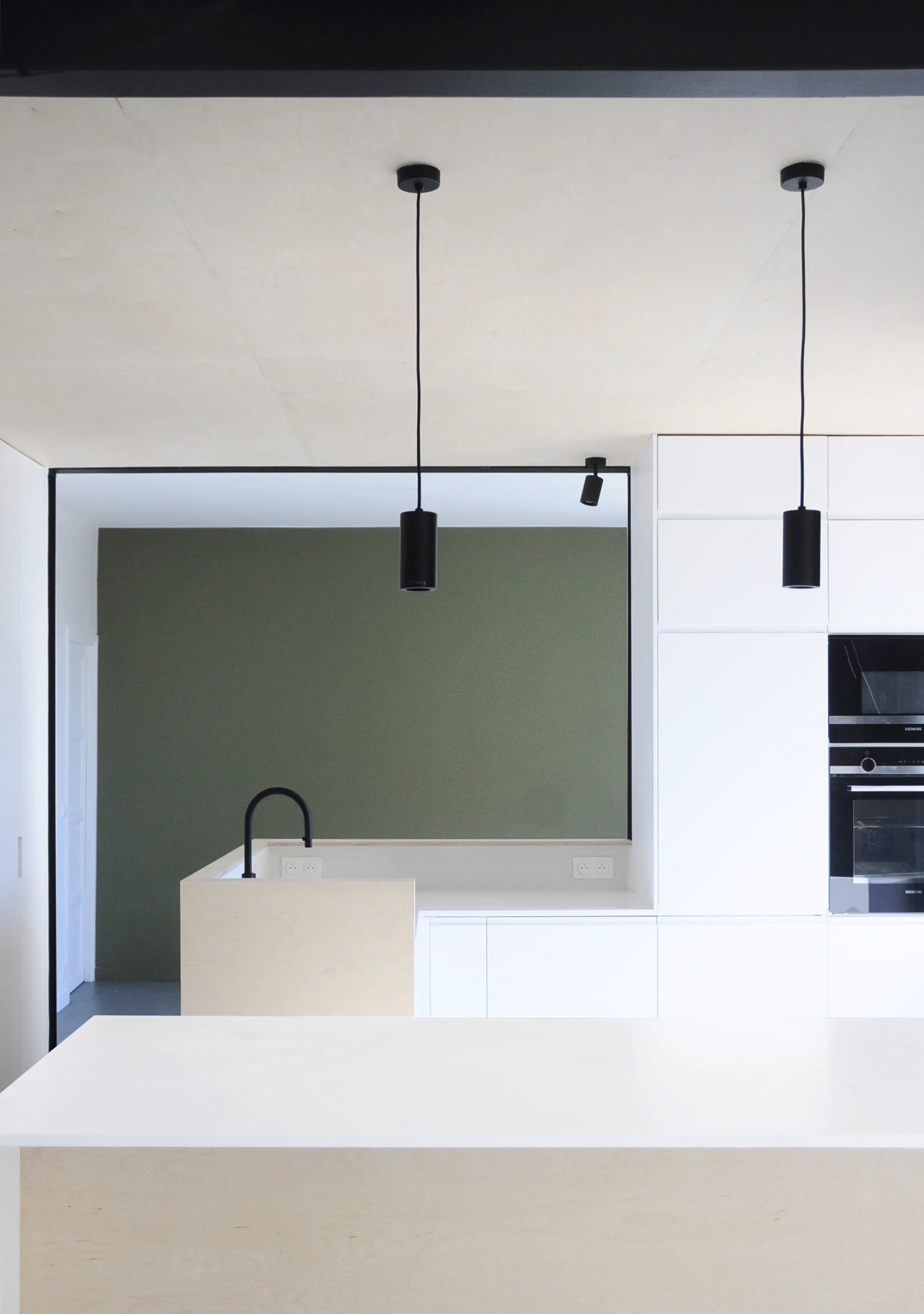 Rénovation aménagement intérieur architecte maison Colombes 02 - cuisine bouleau béton ciré corian acier - Chloé Cornu.jpg