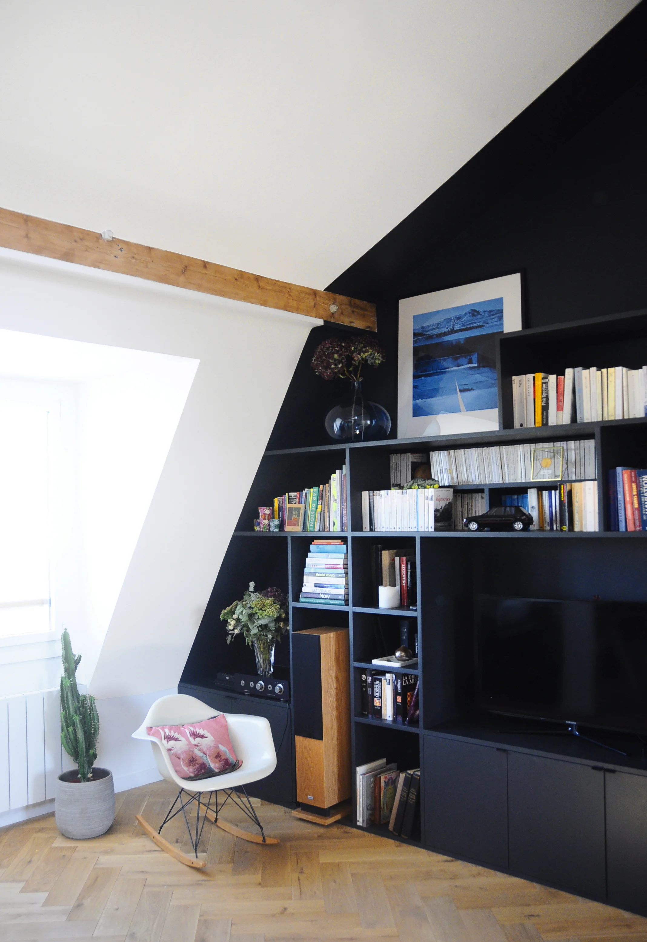 Rénovation aménagement intérieur architecte duplex Boulogne 06 - salon bibliotheque parquet baton rompu - Chloé Cornu.jpg