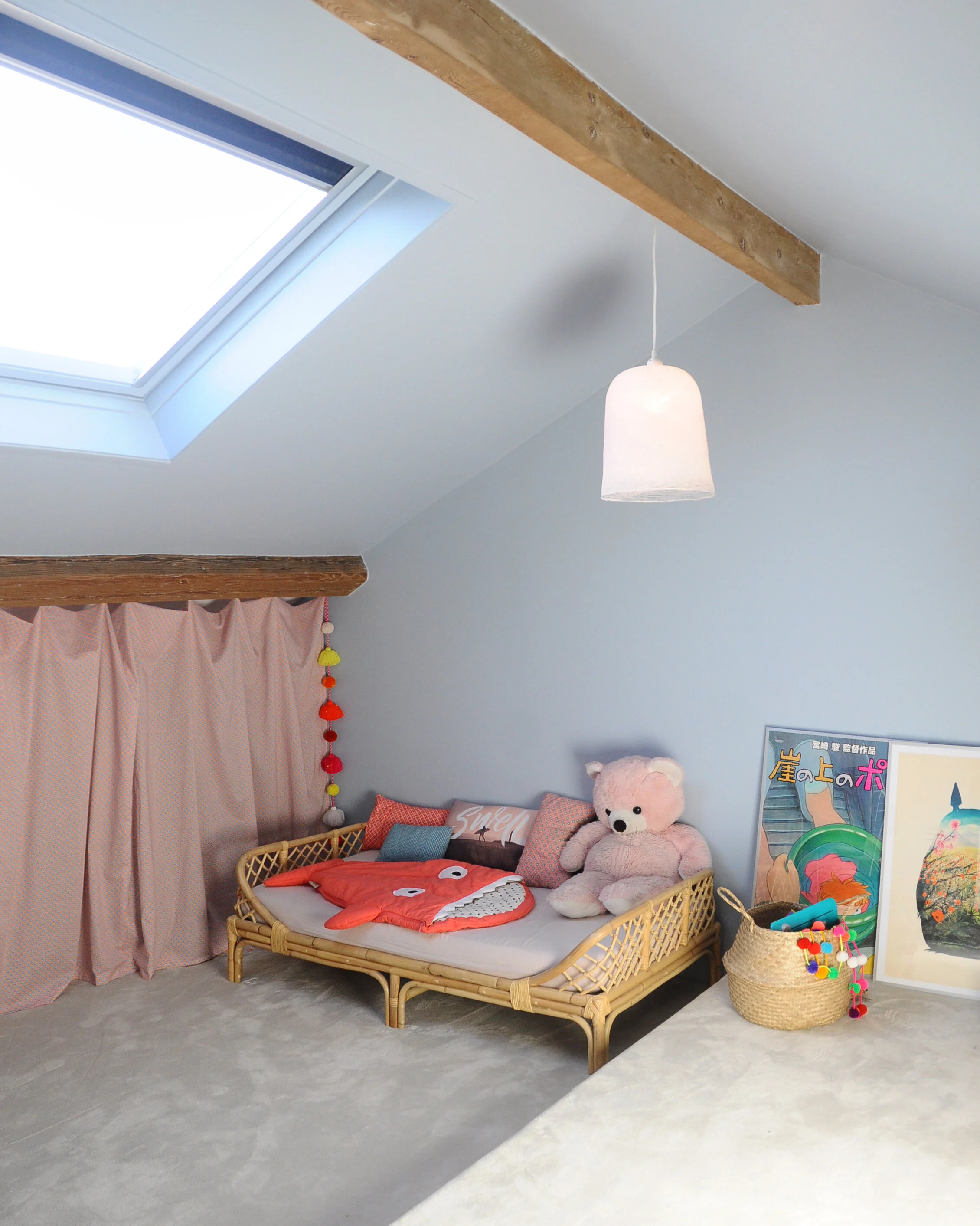Rénovation aménagement intérieur architecte duplex Boulogne 13 - chambre combles enfant lit rideau - Chloé Cornu.jpg