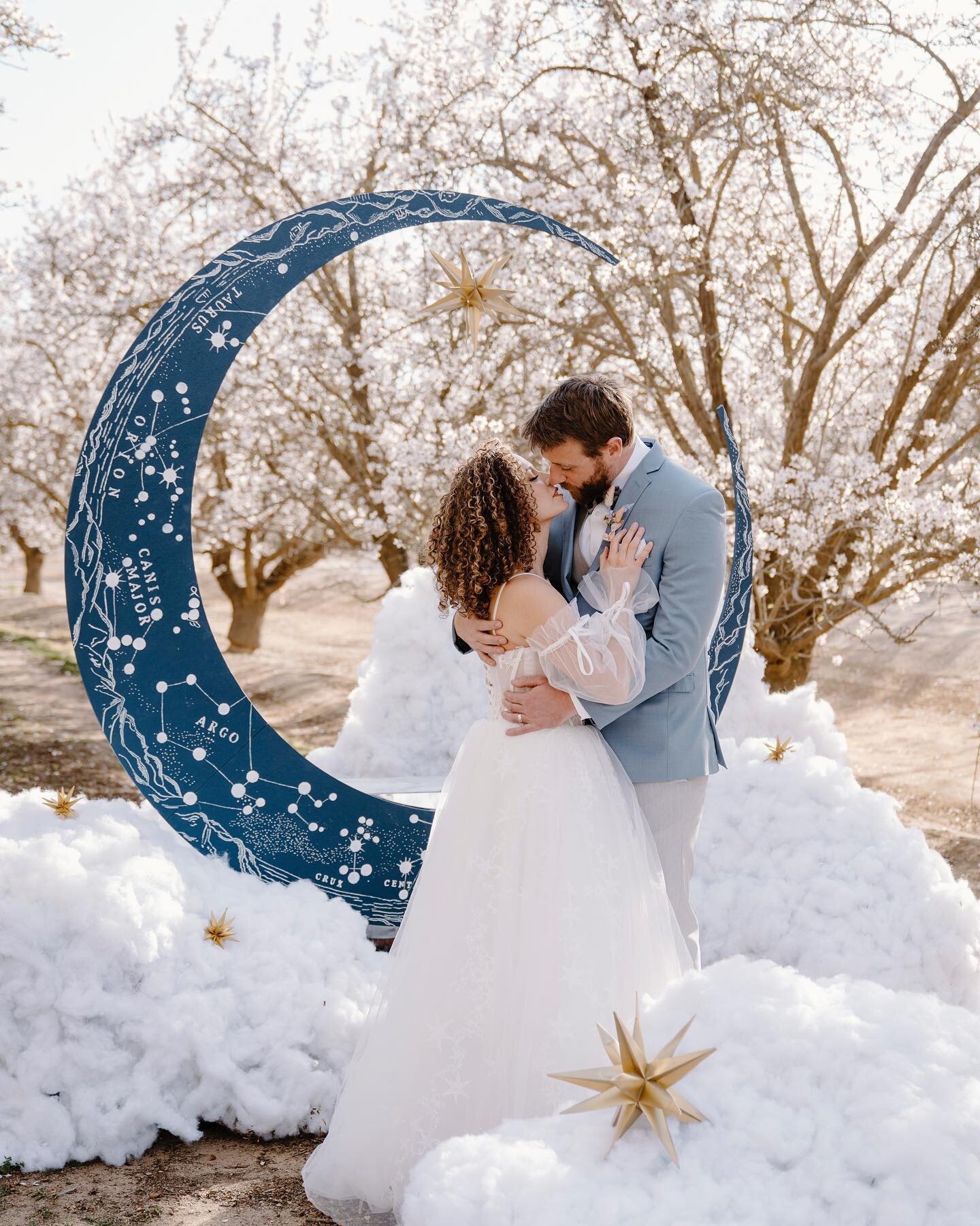 🌙🌸Celestial Spring Elopement🌸🌙
Is now featured on @southerncaliforniabride !!
All the amazing vendors
Planning &amp; Design: @rayanneroseweddings
Photography: @samraegenido
Day of Coordination: @jazzed_upplanning
Rentals: @archiverentals @jennife