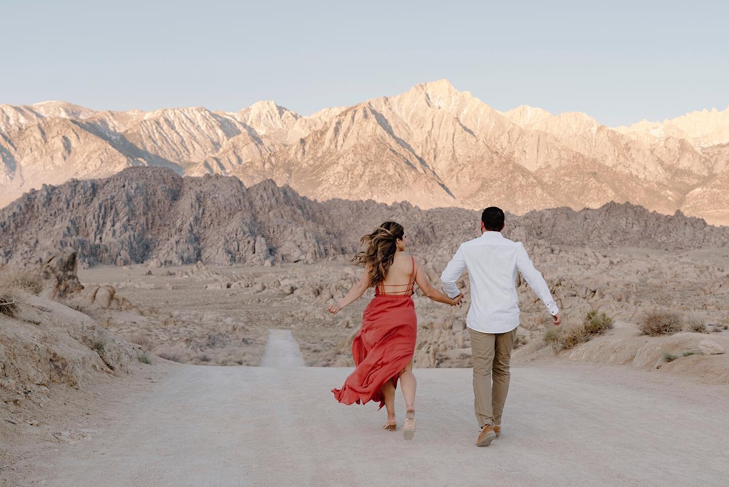 Italia + Evan 🤍
The minute we first got in touch with these two I knew this would be a special engagement session! Italia and Evan were willing to travel from so far away for some of the most epic photos in the Eastern Sierras. We were seriously so 