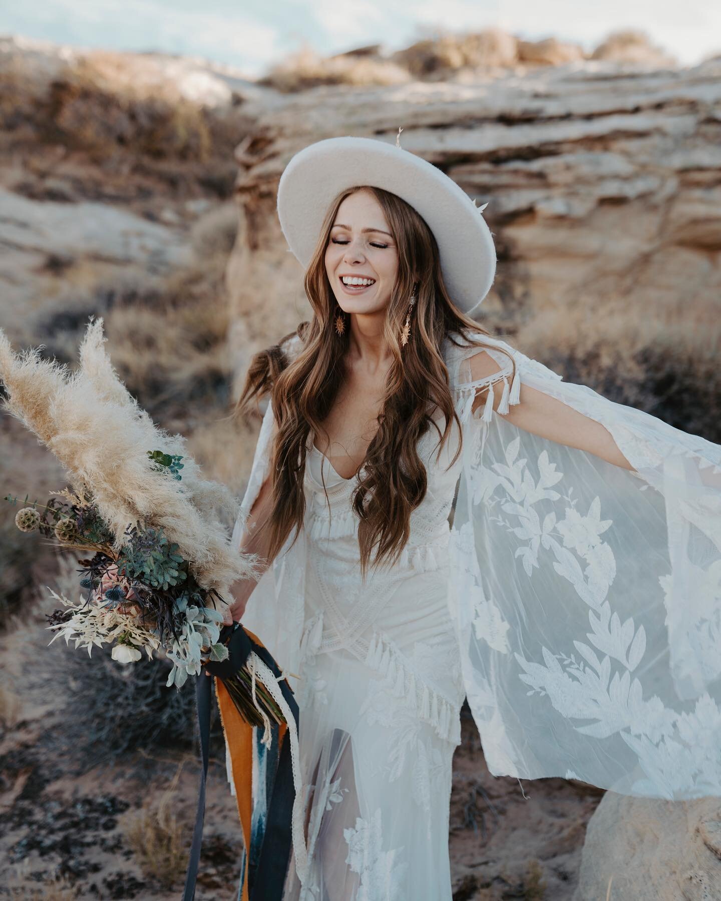 Can I just say this look was EVERYTHING🌟
.
.
.
Featured: @rockymtnbride 
Photography / Styling - @samraegenido
Planning: @rayanneroseweddings 
Florist - @newcreationsflowerco.sd 
Cake - @bleumoonbakery 
Furniture Rental - @akt_made 
Rentals Tablesca