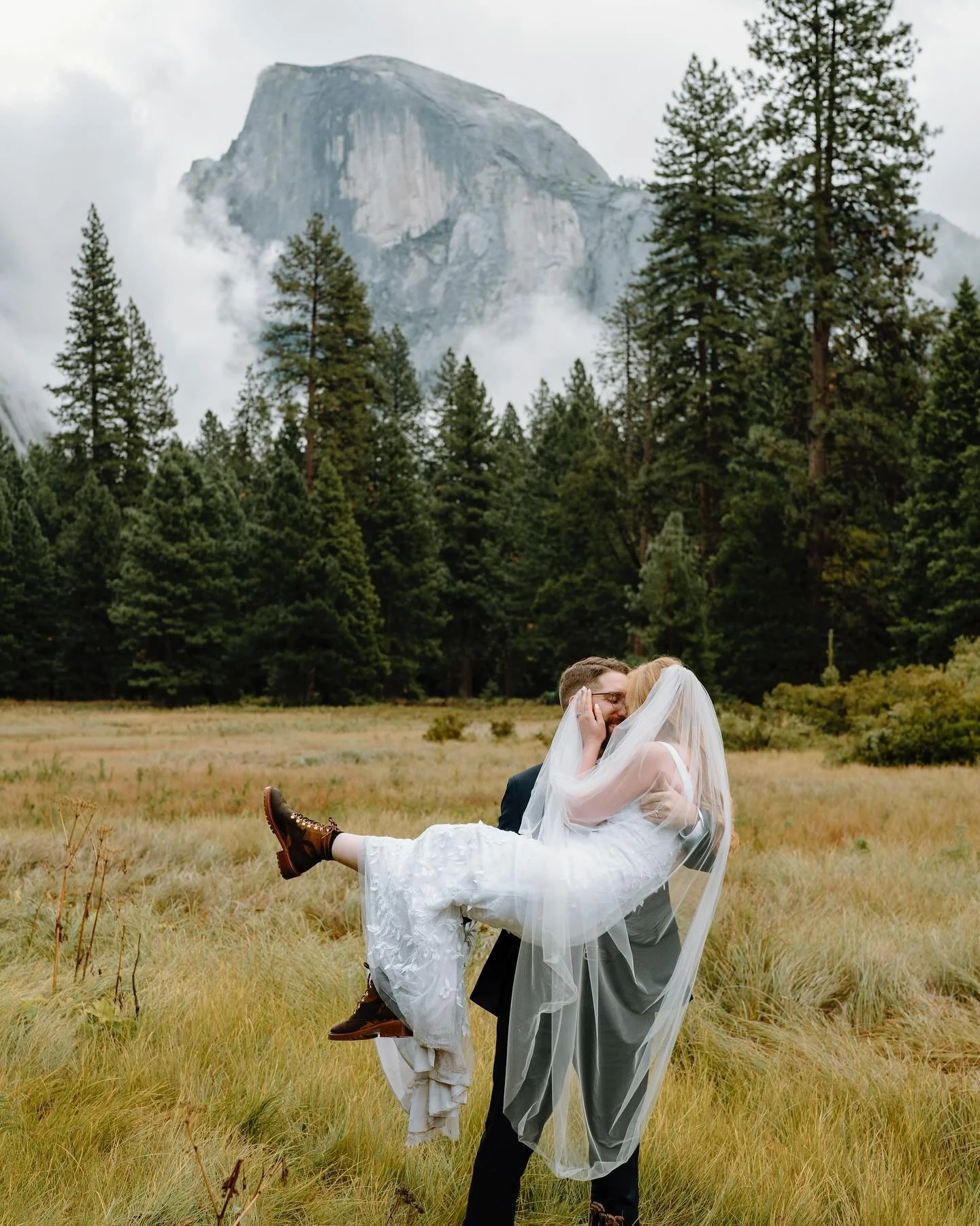 This gloomy weather is making us reminisce on this beautiful rainy elopement in Yosemite 🖤 new blog is out now! Link in bio 
.
.
.
.
#yosemitewedding #yosemiteelopement #yosemite_national_park #yosemite #yosemiteweddingphotographer #yosemiteelopemen