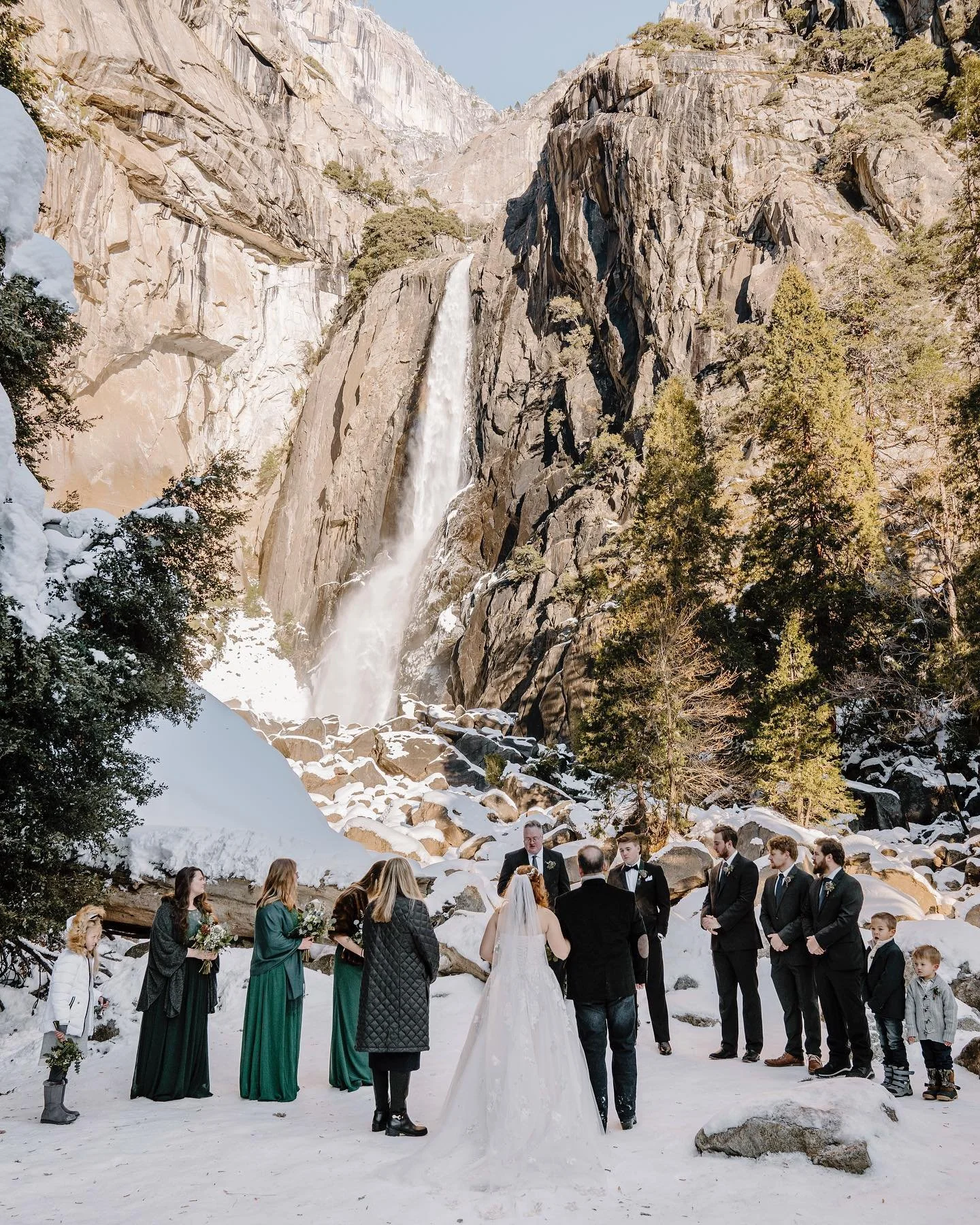 This Snowy Intimate Yosemite Elopement is now up on our blog! Check out the link in my description to see more🤍 
Bride + Groom: @kjd_jr_ @em.chrstine 
.
.
.

#nomadlovers #yosemiteelopement #yosemiteelopementphotographer #yosemitephotographer #yosem
