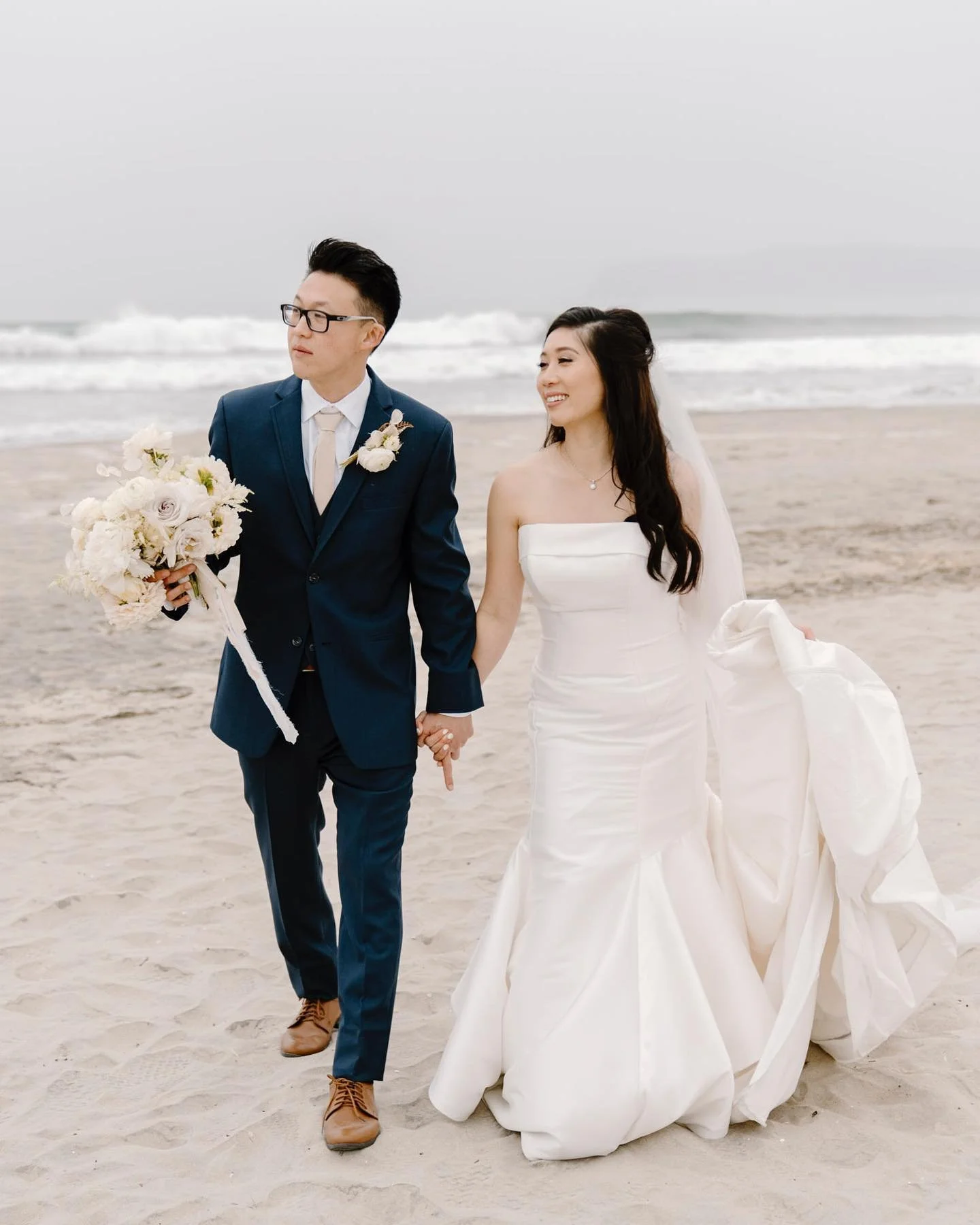 Melanie + Daniel&rsquo;s intimate beach wedding gave us all the feels! 🥲 It&rsquo;s been such a busy season for us but once I finish up this pretty gallery it&rsquo;s the first on my list for a blog! 👏🏻❤️ 
Florals: @dogwoodandfir 
Venue: @bobeauki