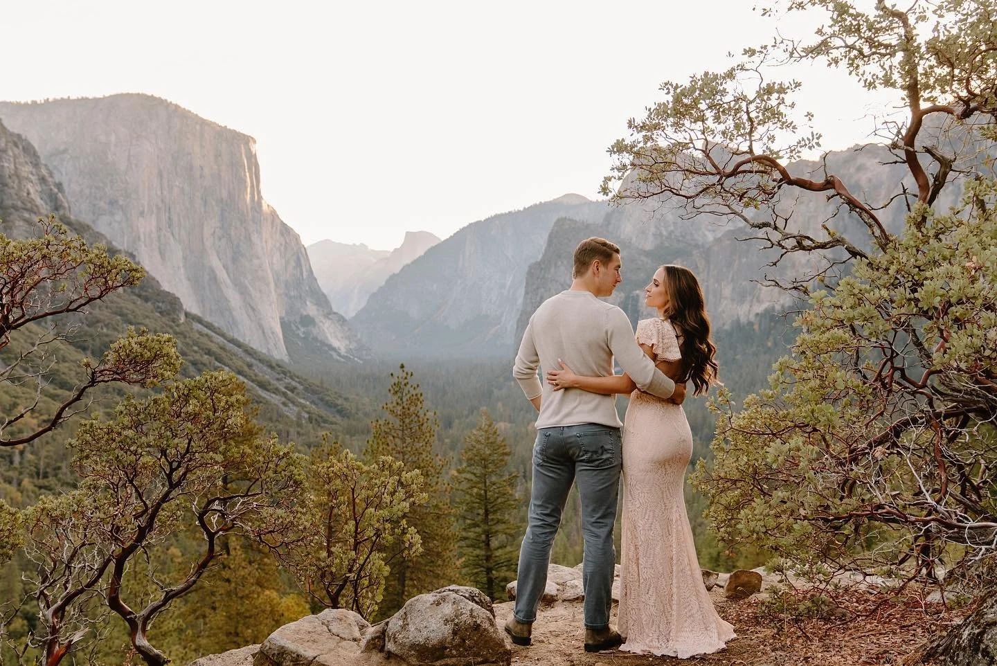 Lauren + Max&rsquo;s Yosemite Engagement was everything and more💛 Check out the link in our bio for more of all of this goodness ☺️ 
.
.
.

#nomadlovers #yosemiteelopement #yosemiteelopementphotographer #yosemitephotographer #yosemiteengagementphoto