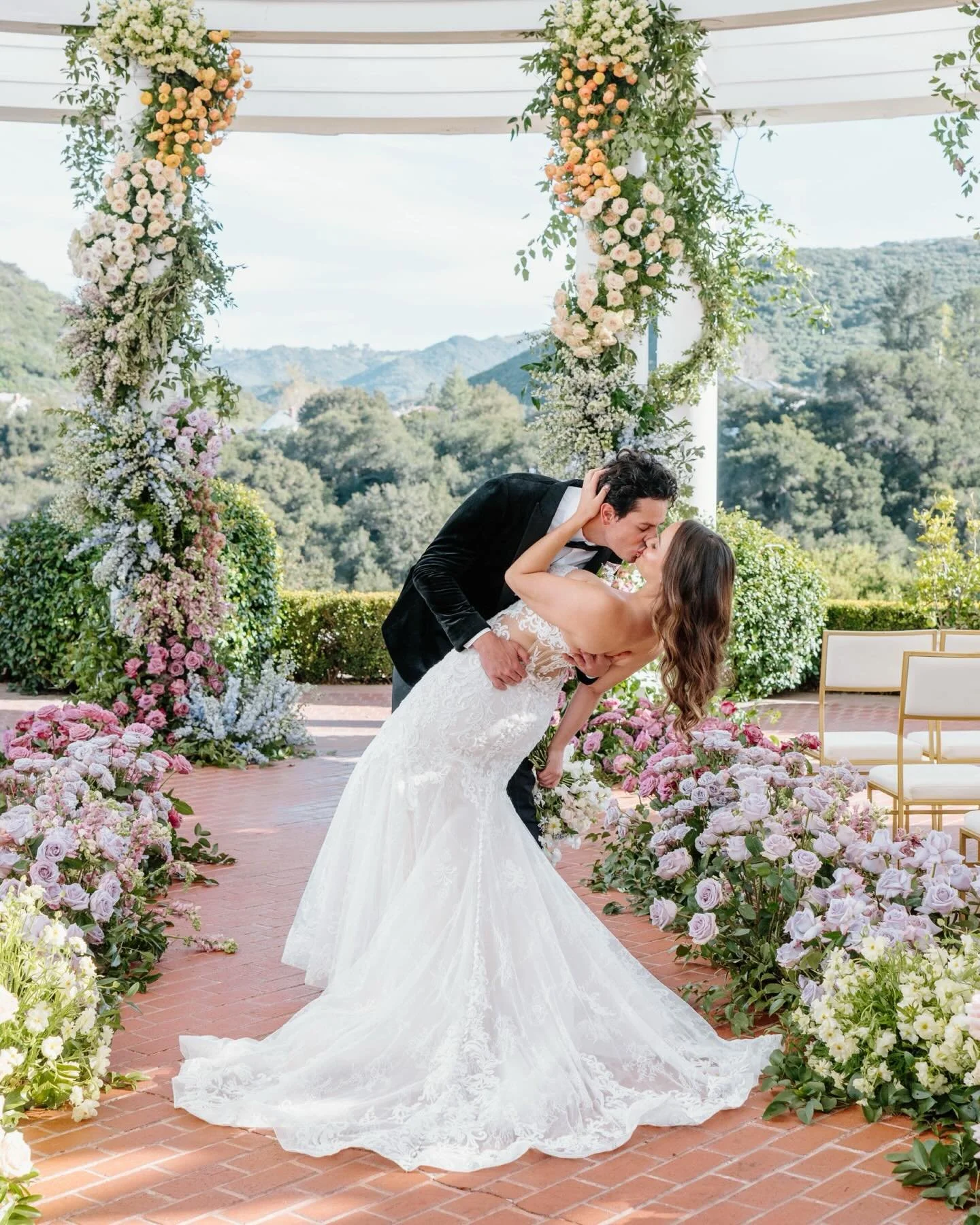 A beautiful day at Sherwood Country Club surrounded by garden blooms, soft spring colors, and timeless details.
Always grateful for the incredible team that made it all come together. 

Creative team
 Host: @styledshootsacrossamerica
Planning: @heath