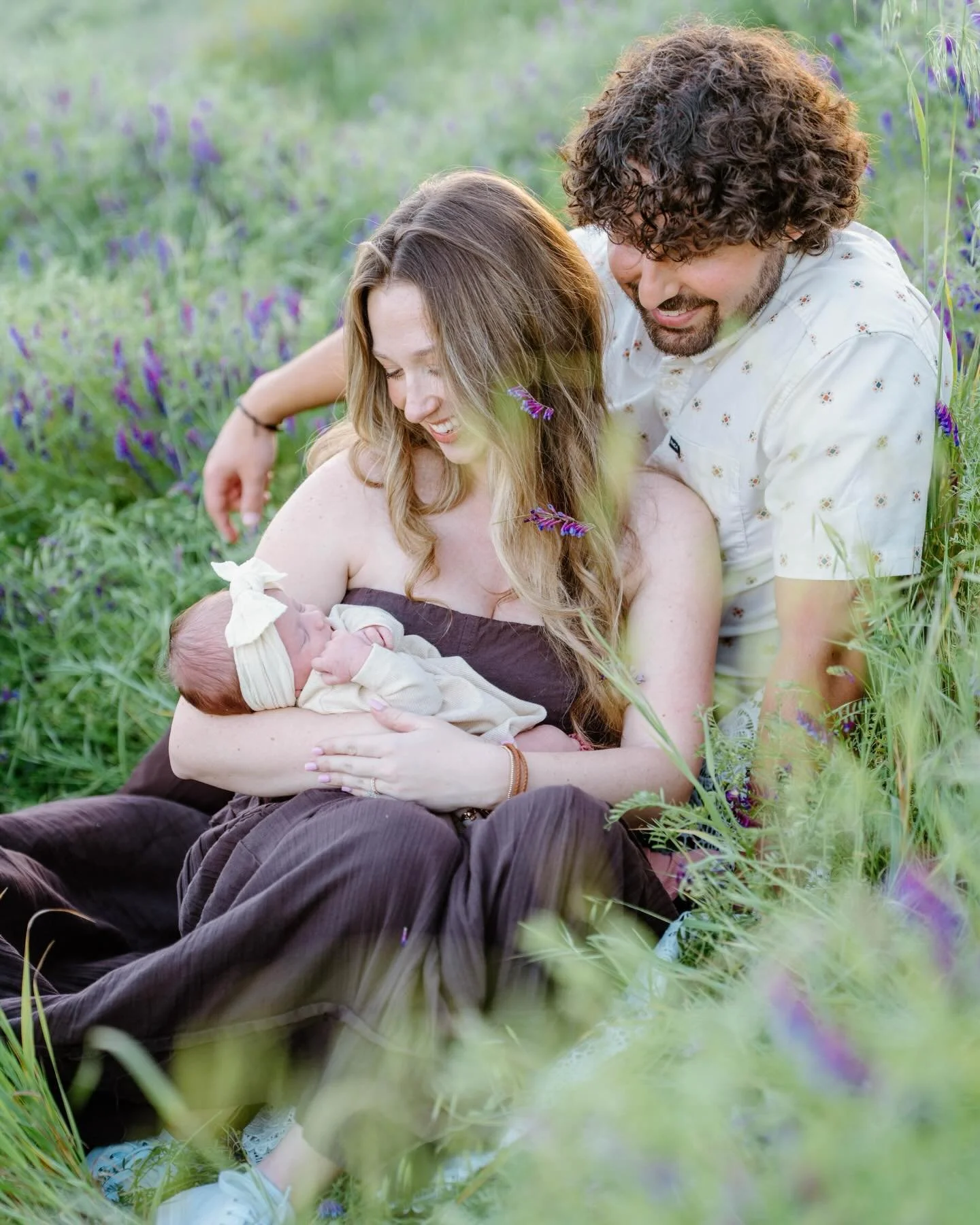 A wildflower evening with McKenna and her brand new baby girl, only two weeks old. The tiniest season, the softest light, and so much love 🌼

Welcome to our 
#evokingemotionstorytellingloop 

This is a group of incredible creatives with a passion fo