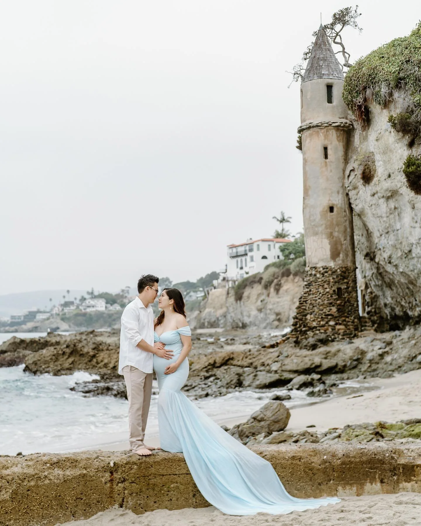 Melanie&rsquo;s maternity session was pure magic! Even though it isn&rsquo;t easy getting up early it&rsquo;s always so worth catching that first soft light of the day 👏🏻
.
.
.
#lagunabeachmaternityphotographer #lagunabeachphotographer #lagunabeach