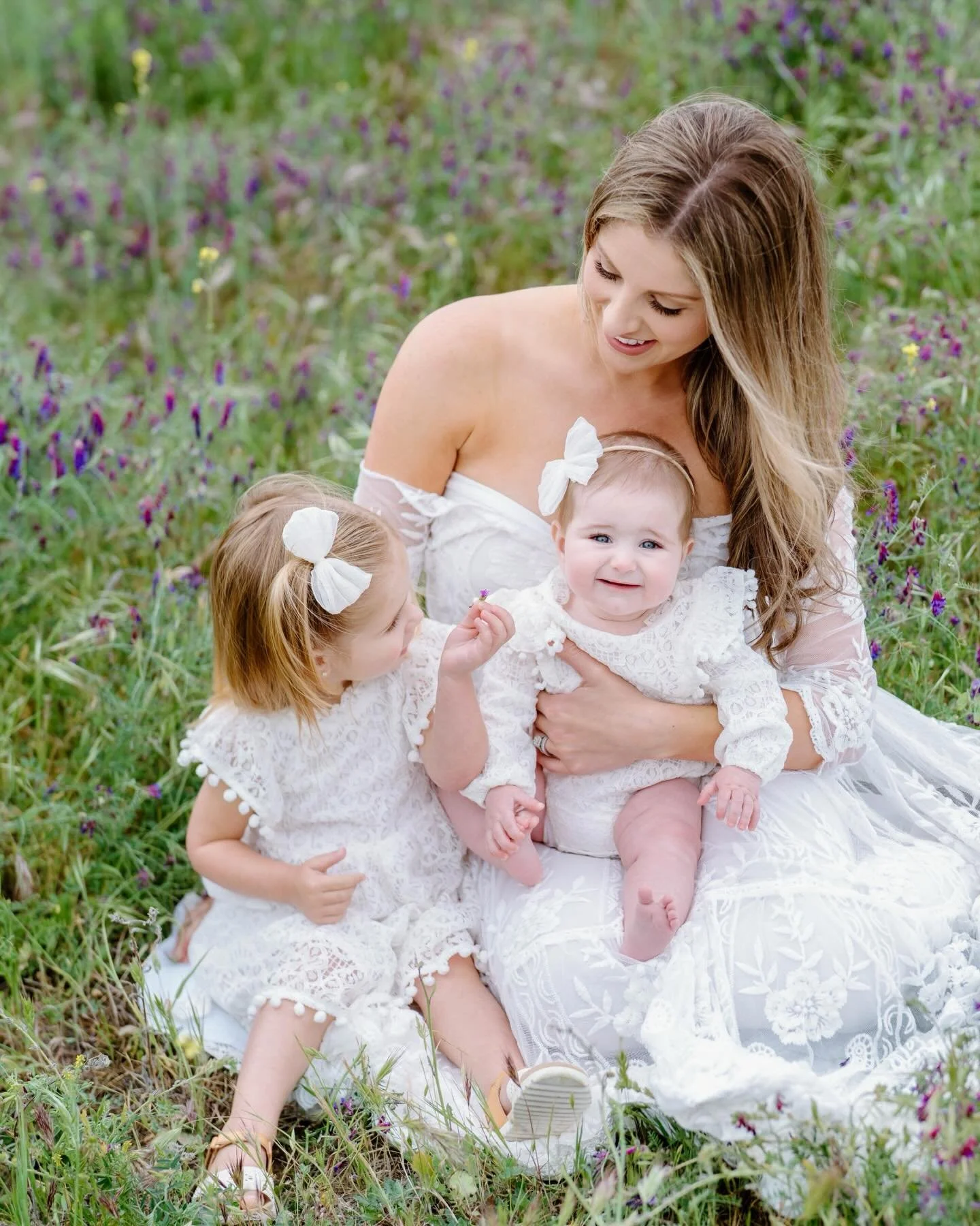 Photographed this mommy + me session with Caylynn last season and it&rsquo;s still giving me all the good feelings. So happy to finally share more from it on the blog.
Link in bio 🤍

#documentingmotherhood
#motherhoodmoments
#lifestylephotography
#s