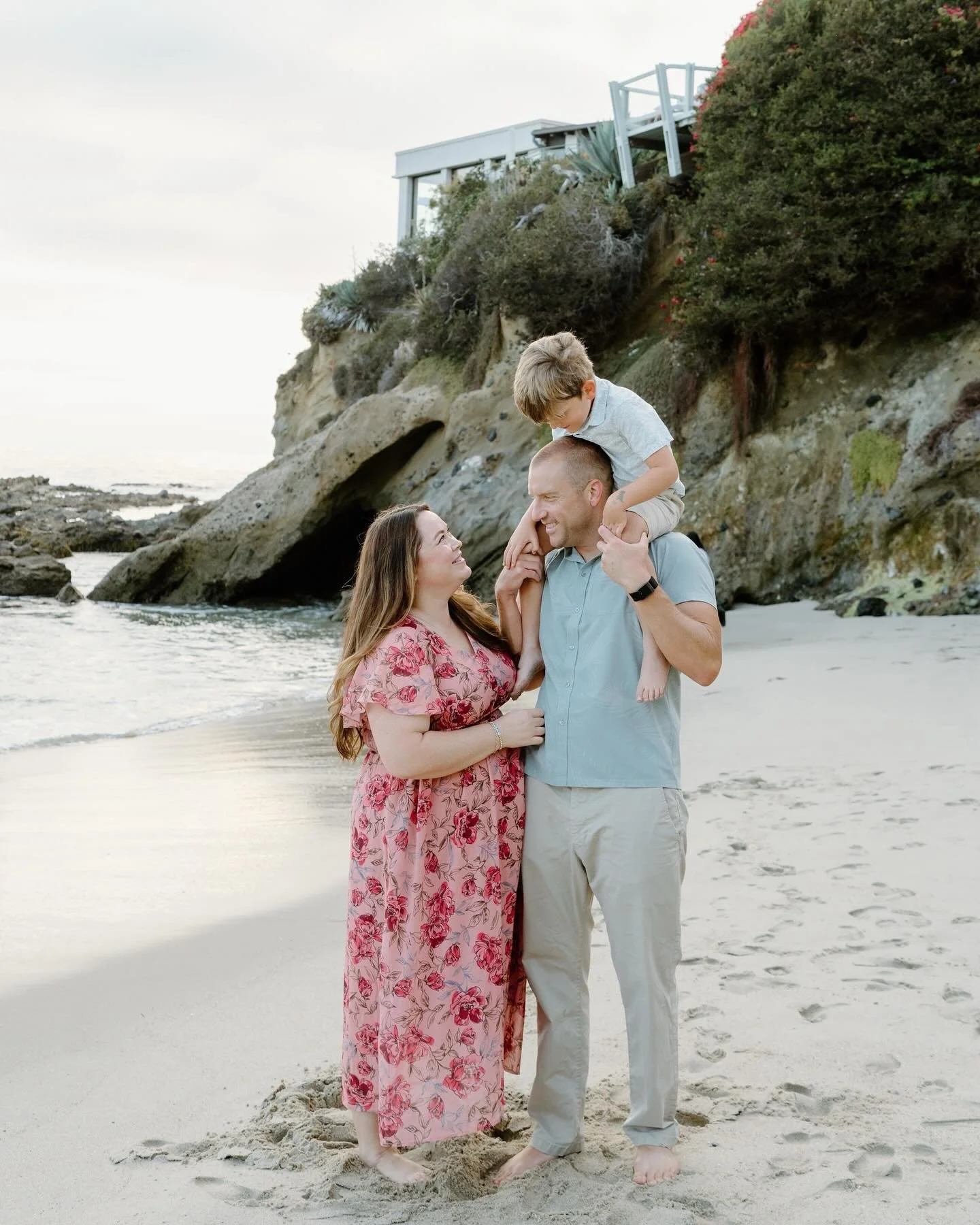 There&rsquo;s something about the mix of ocean waves and growing families that feels timeless. This maternity + family session in Laguna Beach was all about love, laughter, and soaking in the season before their newest little one arrives. 🩵 Which sh