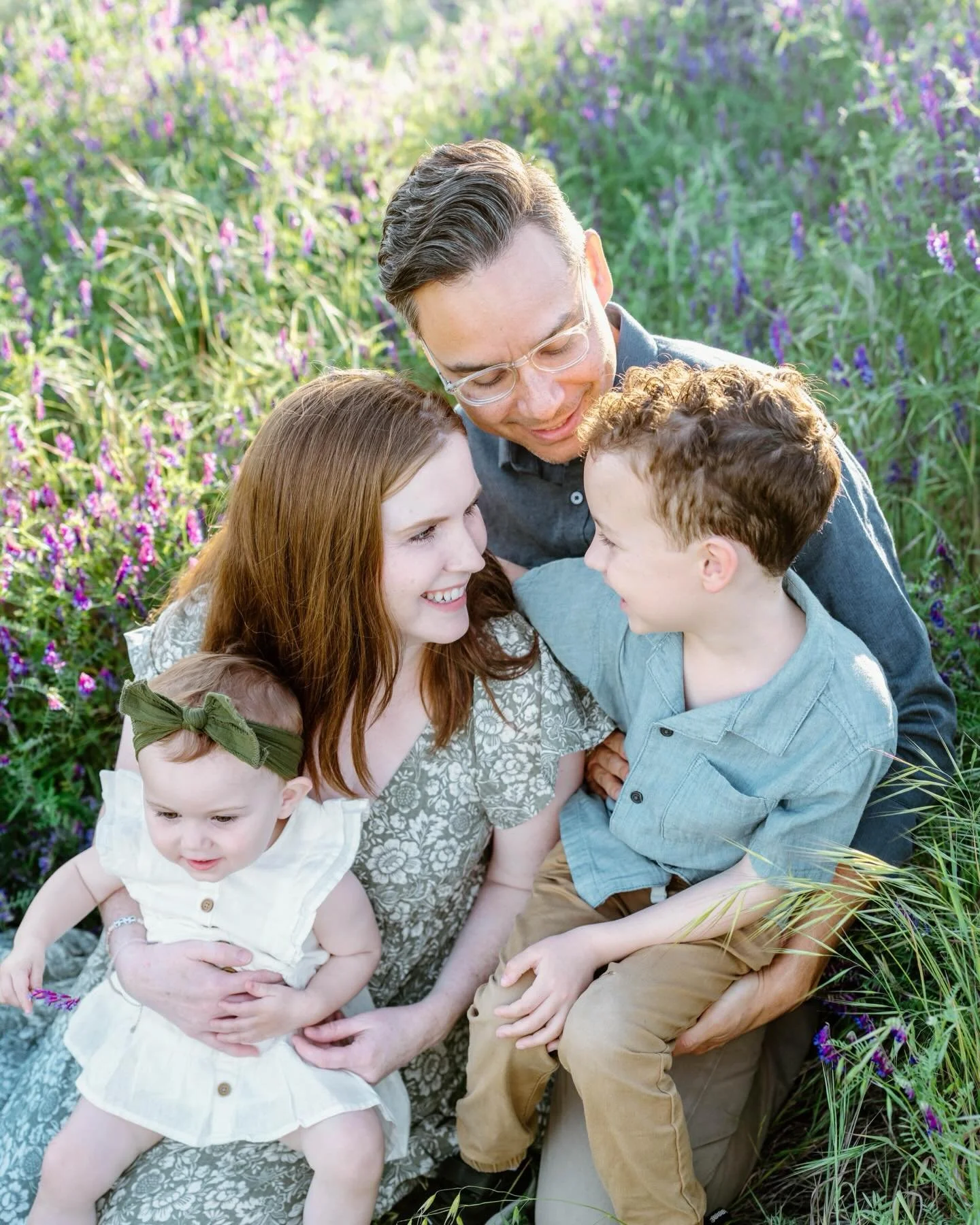 The light shifts, they grow, the moment moves on. I press the shutter somewhere in between it all ✨

Welcome to our 
#evokingemotionstorytellingloop 

This is a group of incredible creatives with a passion for photographing raw, emotive, story tellin