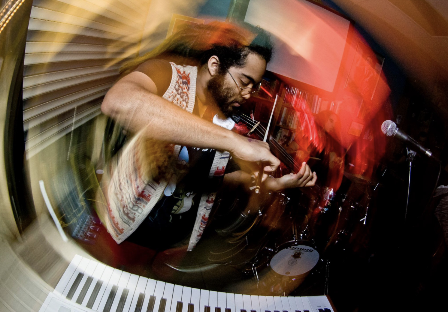 DARIAN THOMAS / COMPOSER/PERFORMER