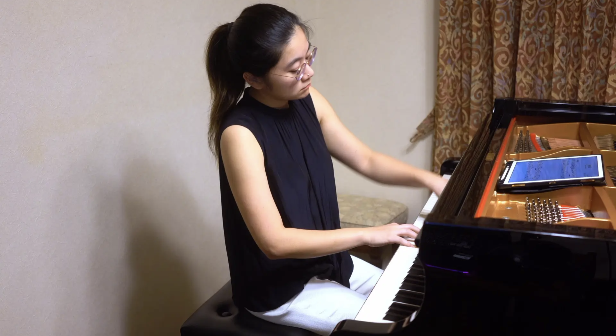 Tomomi Sato performs "Barcalore on Autumn"