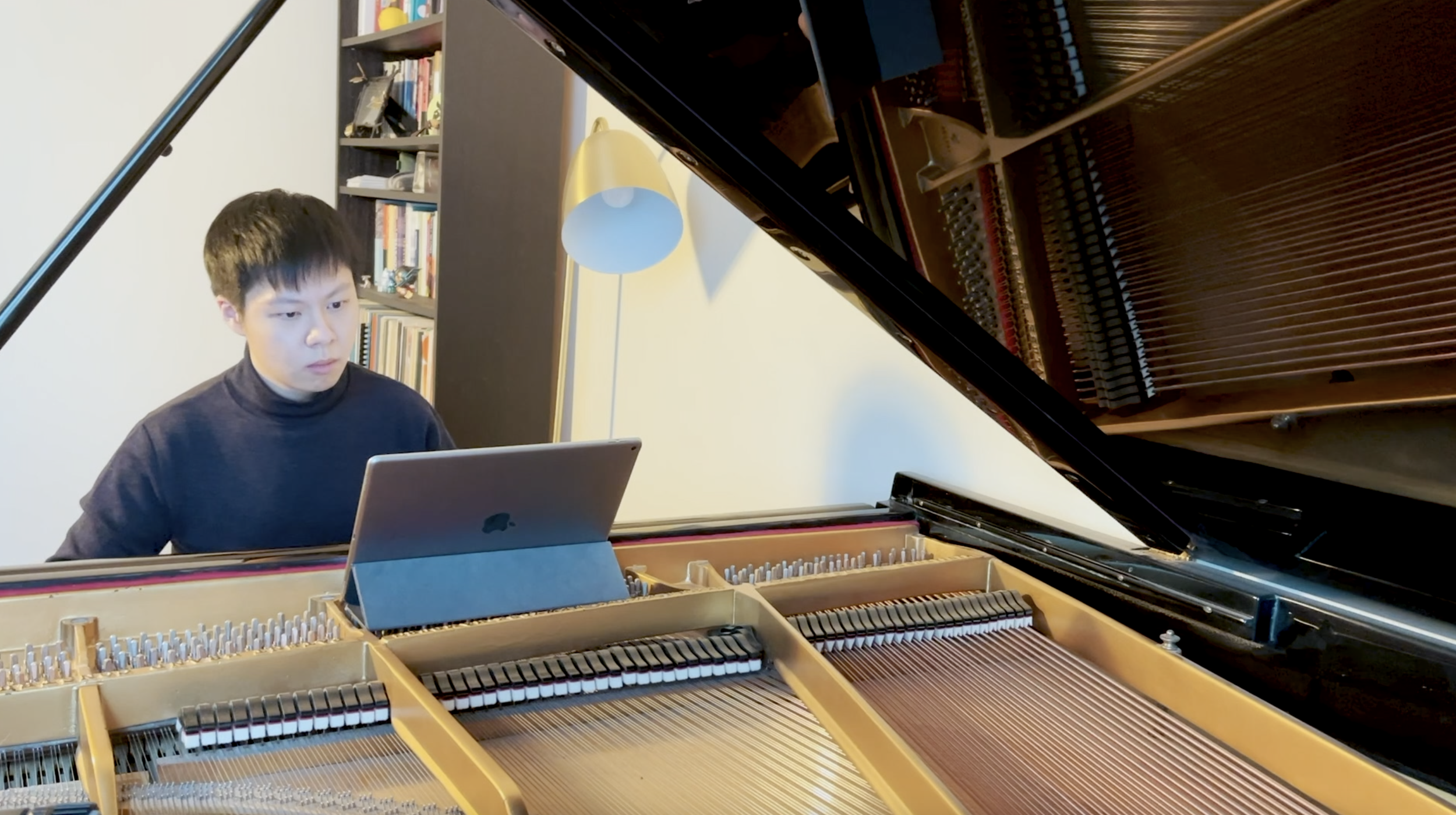 House Music: Han Chen performs "The moon is following us"