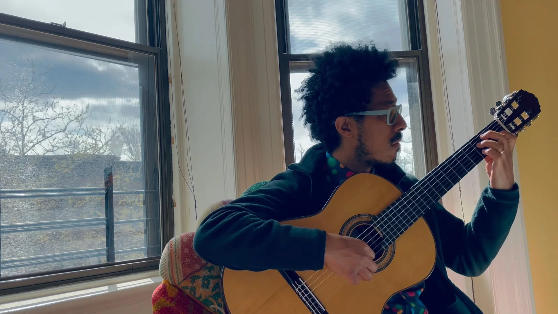 House Music: João Luiz performs "Sereno"