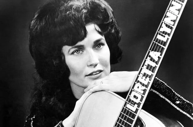 Loretta-Lynn-1961-portrait-bw-billboard-1548.jpg