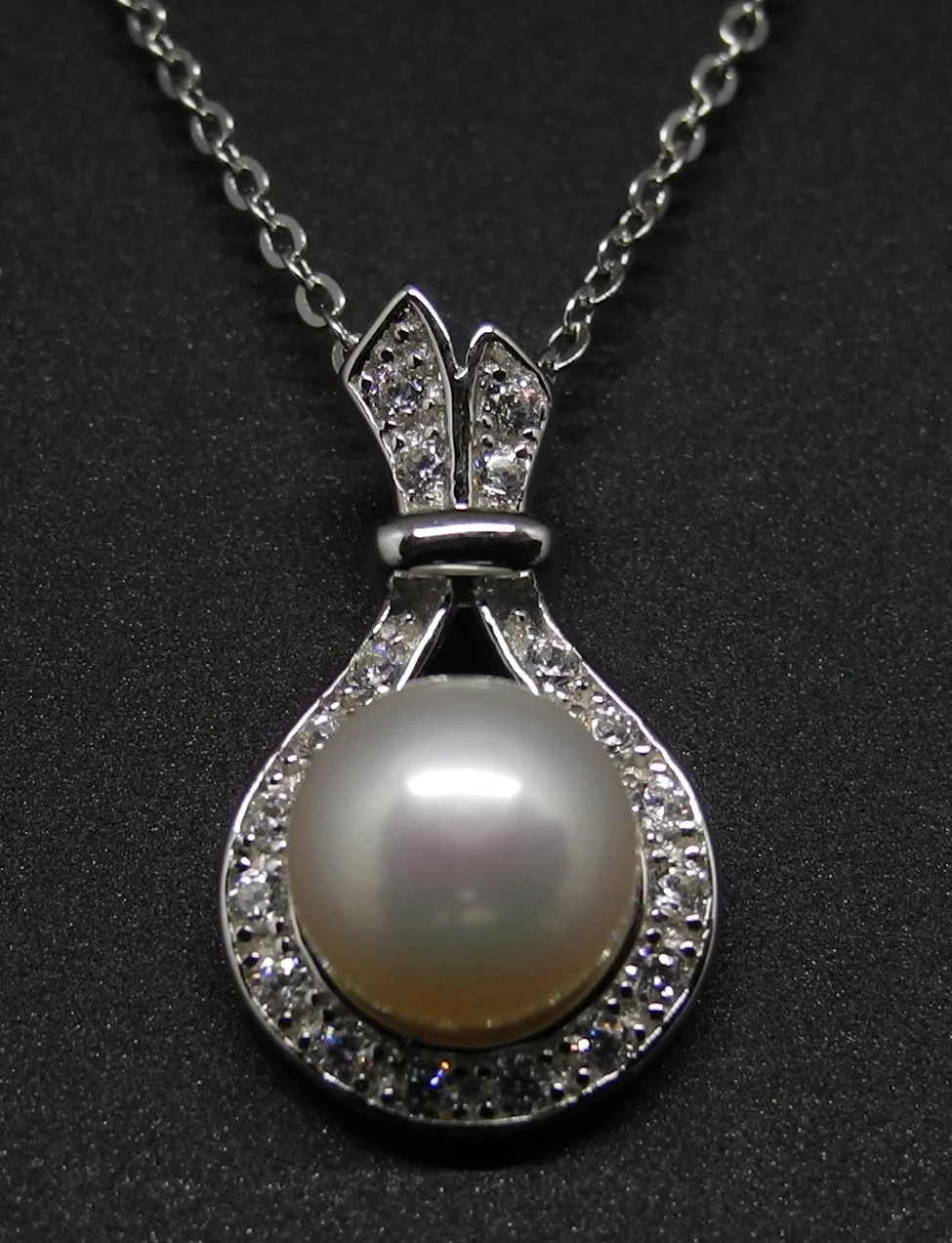Ribbon's Pendant - 1.jpg