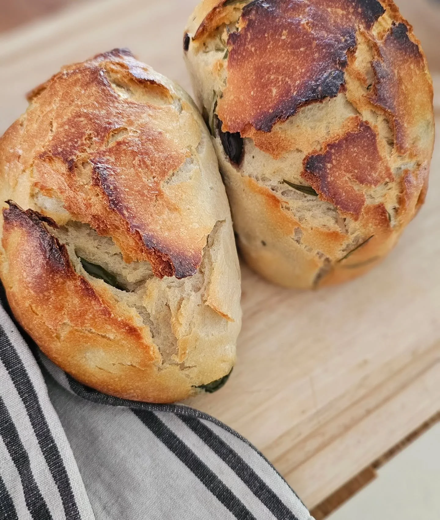 Another year, another sourdough.
New Year, new personal best: two loaves. ONE Dutch oven.

Who needs fireworks when you&rsquo;ve got fermentation and blind confidence?

On the menu:
🥖 Olive &amp; rosemary (the sensible, reliable friend)
🥖 Jalape&nt