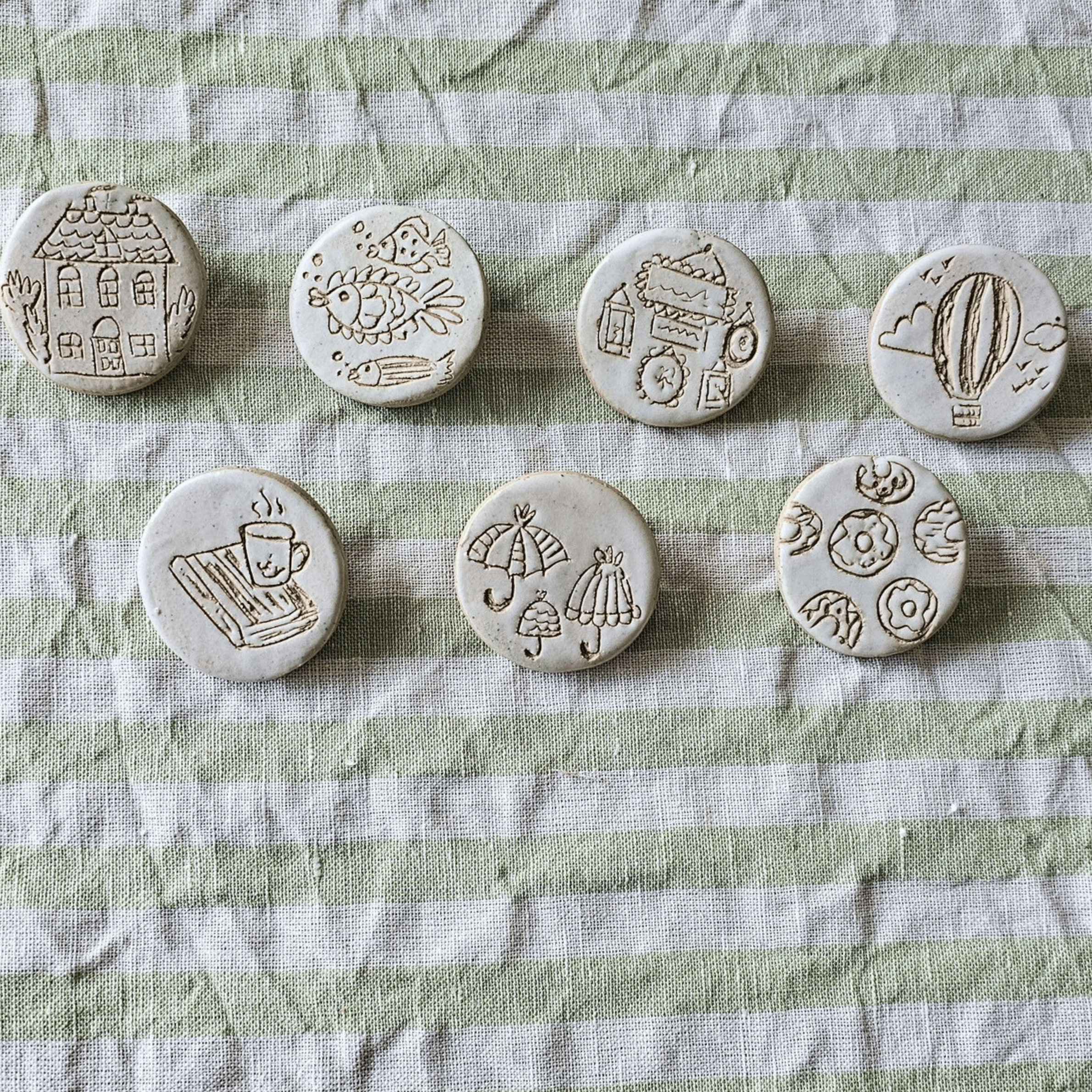 Brooch_sgraffito_white glaze_group.png