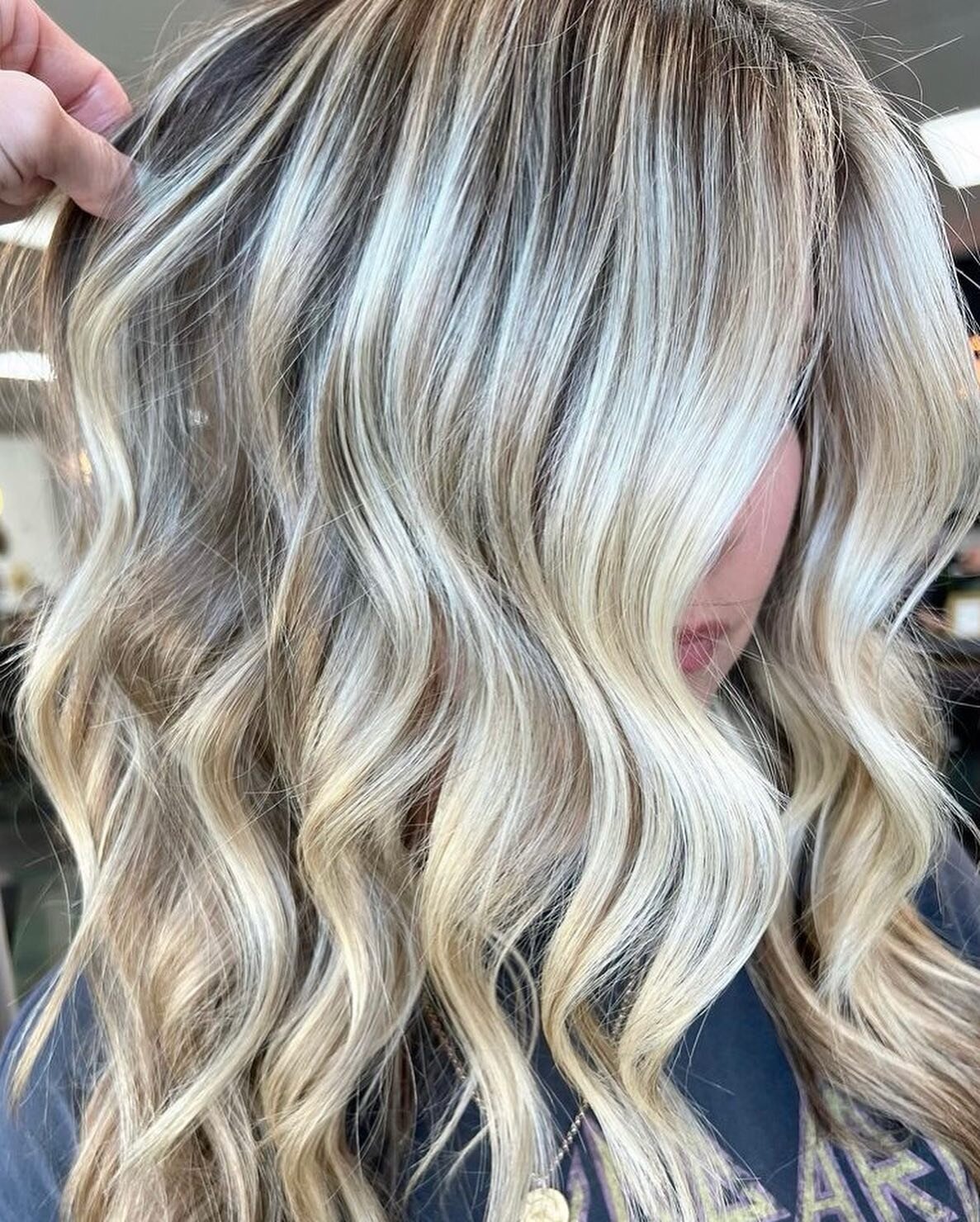 It&rsquo;s all in the details!🧚&zwj;♀️

Beautiful &amp; Blended

Custom lived in color by our stylist&rsquo;s :
@hairplay_all_day 

To book an appointment call or click link in bio✨

#riversidesalon #riversidehairstylist #primandproperhairsalon #ieh