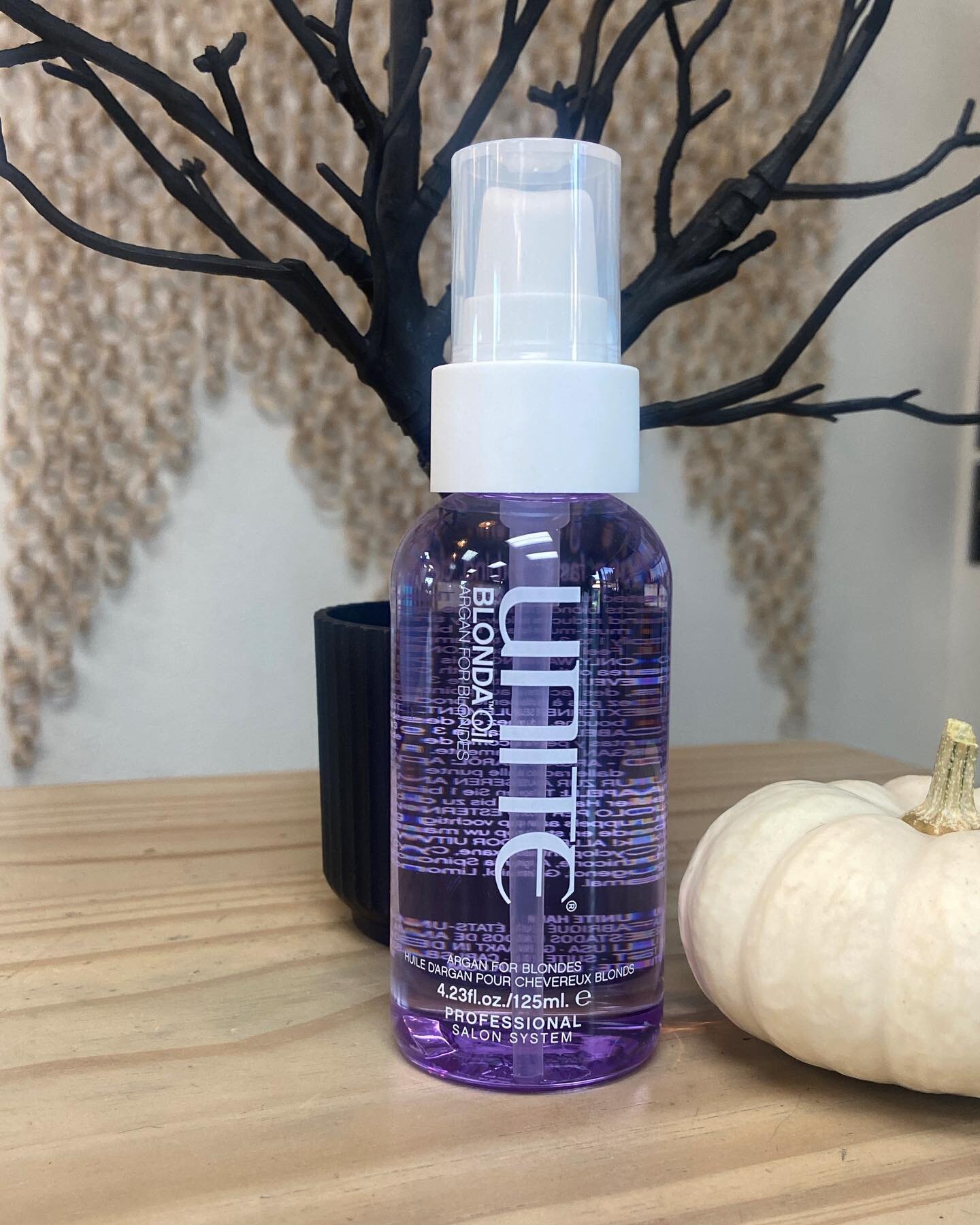 Stylist Products Picks🚨🚨
@mad_pho_hair favorite hair oil for her BLONDE GIRLIES is
@unite_hair BLONDA OIL🌟
Why she loves it:

&bull; Lightweight and not greasy 
&bull; Can be applied to wet or dry hair 
&bull; Cuts down blow dry time 
&bull; Perfe