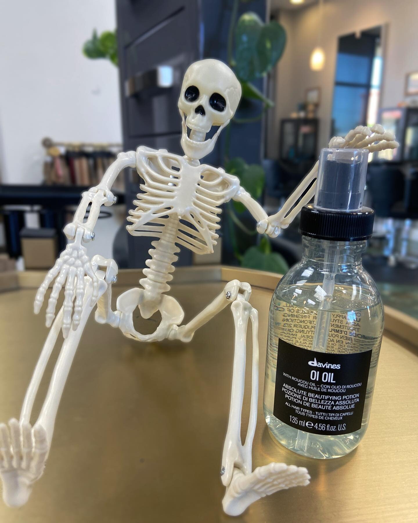 No Tricks✖️, Only Treats! 🍬🎃
Stylist Product Pick Of The Week! 
@blwhite favorite oil for ALL HAIR TYPES is 
@davinesofficial OI OIL ⚡️
Why he loves it: 

- Smells great 
- Adds Shine 
- Not greasy or heavy on hair 

#riversidesalon #riversidehairs