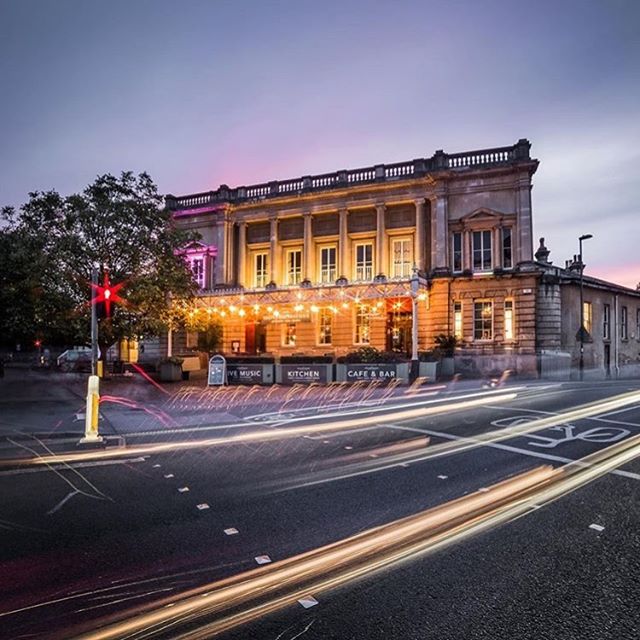 📸 Take a bow @brilliantbath 😍👏 #OldTrainStation #Bath #VisitBath #BathUK #SWisBest #BBCBristol #VisitEngland #longexposure #lighttrails #trainstation #restaurant #architecturephotography #architecture #architectural #symmetry #symmetrical #archite