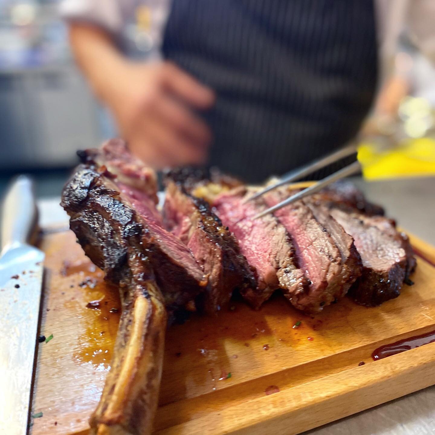 This weekend: 42oz Cote de Boeuf (for 2) served with fries, garlic butter and watercress 🥩 #cotedeboeuf #steak #restaurant #bathuk #visitbath #batheats #bathdrinks #dinner #chef #cheflife #farmtofork #igersbath #steakhouse #steakdinner #steakhouse #