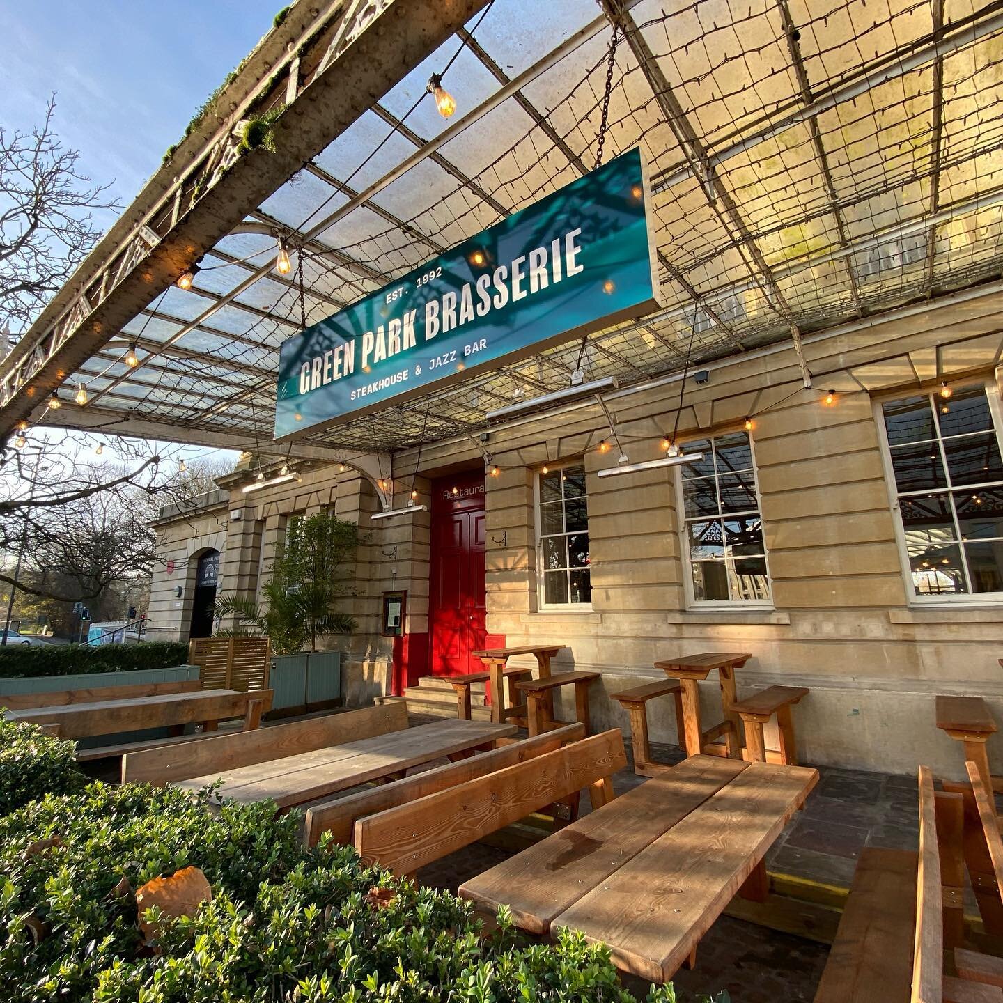 ☀️ Mixed households of up to 6 can get together outside 🙌 We&rsquo;ve been getting the front terrace ready ahead of our reopening tomorrow (Weds 2nd Dec). Watch the world go by with food and drink from us &amp; @bathpizzaco 🔥🍕🥂🍹🍻 #greenparkbras