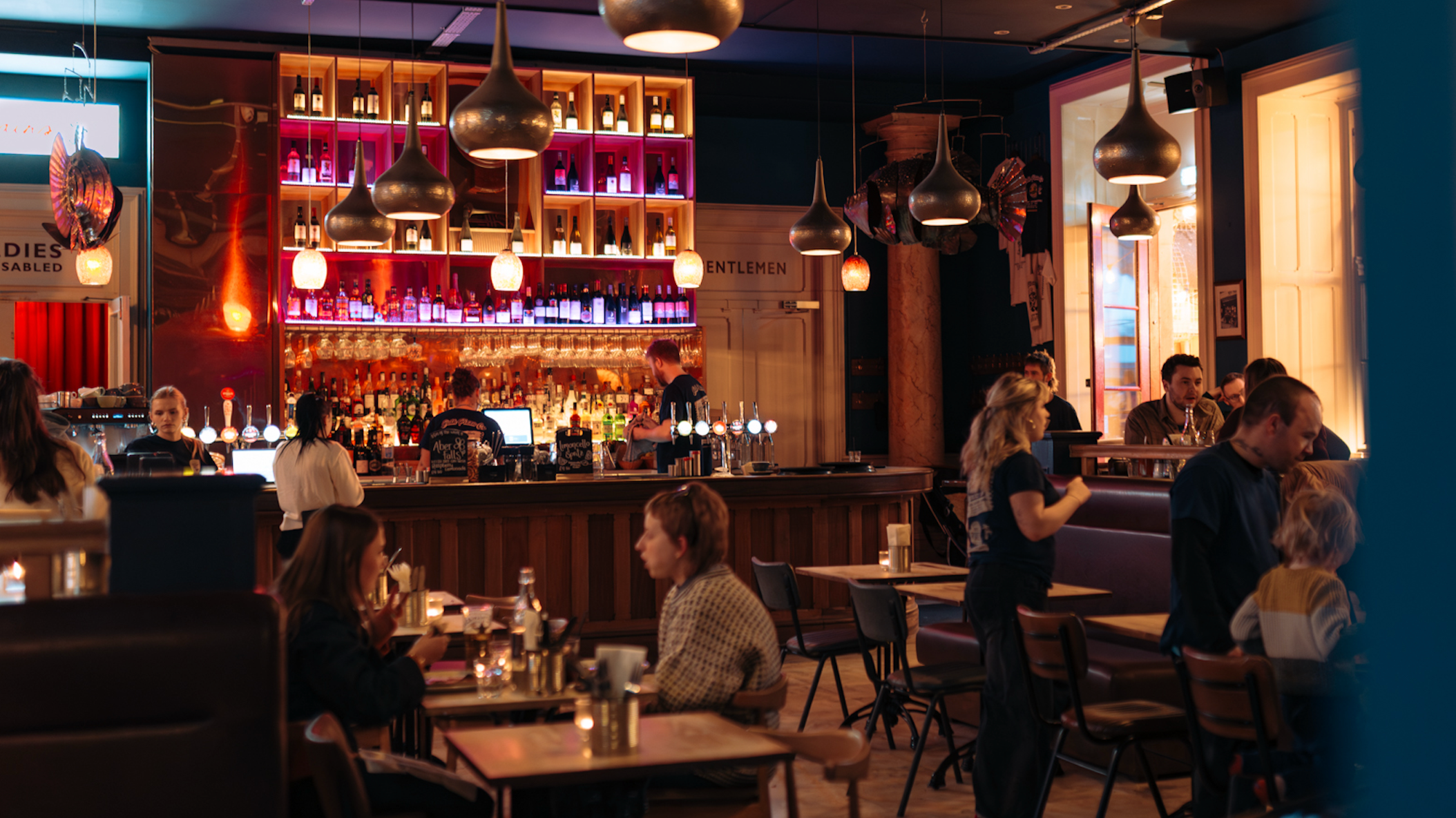 inside-bar-green-park-bath-pizza