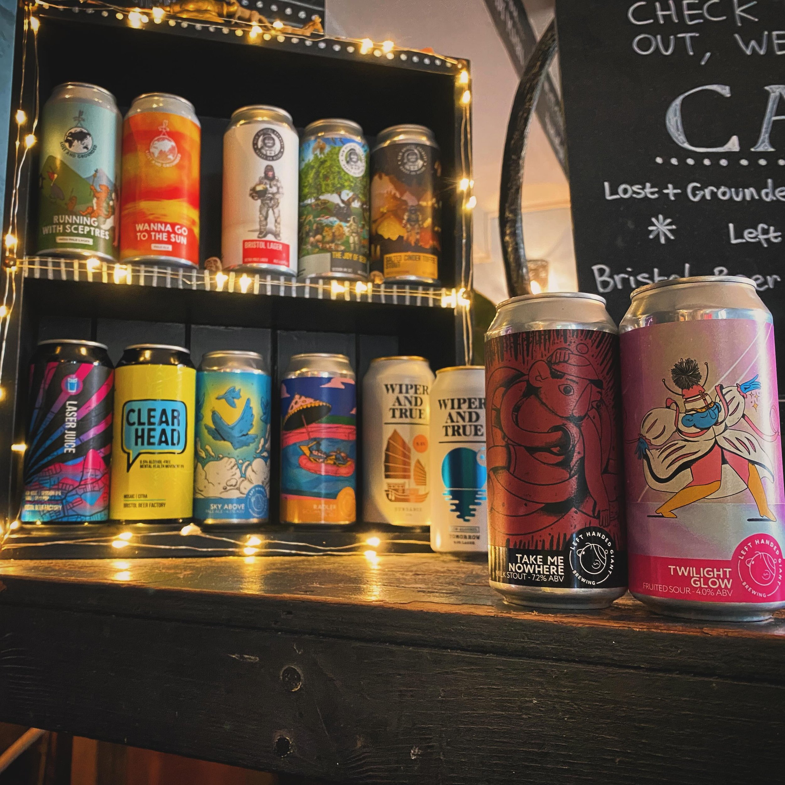 As well as our draught, now you CAN find a whole host of lovely local lagers, stouts, IPA&rsquo;s, &amp; even a Fruited Sour &amp; a Radler down at The Dark Horse, including our two latest additions from @lefthandedgiantbrewing - Twilight Glow 🍒 &am