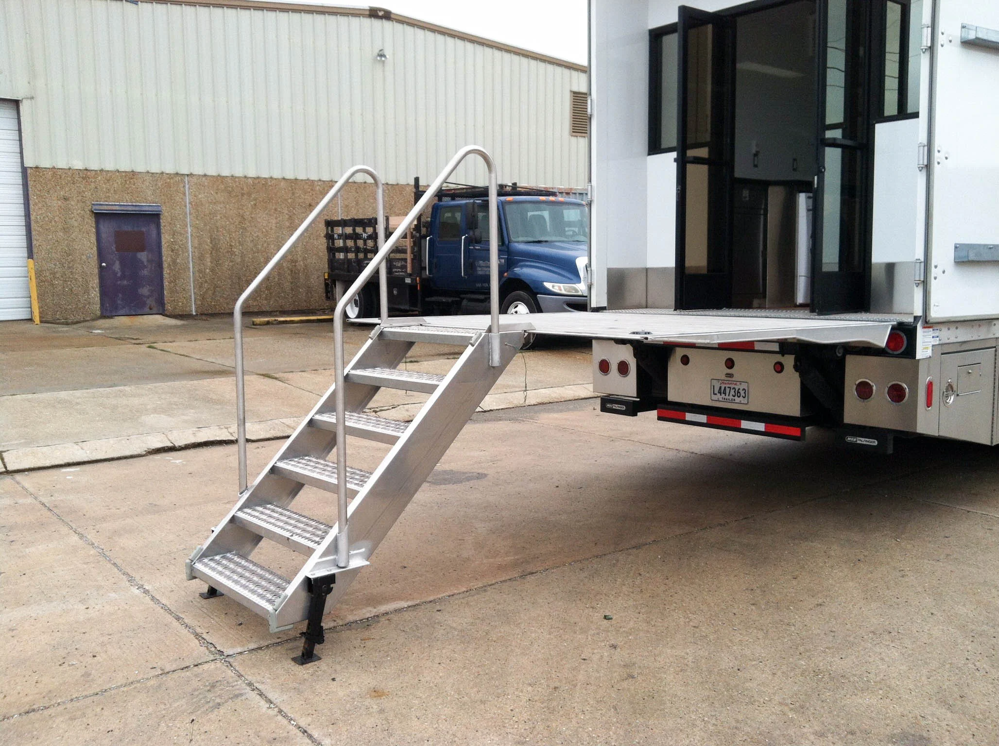 Wardrobe 1 Ext - Liftgate Step.jpg
