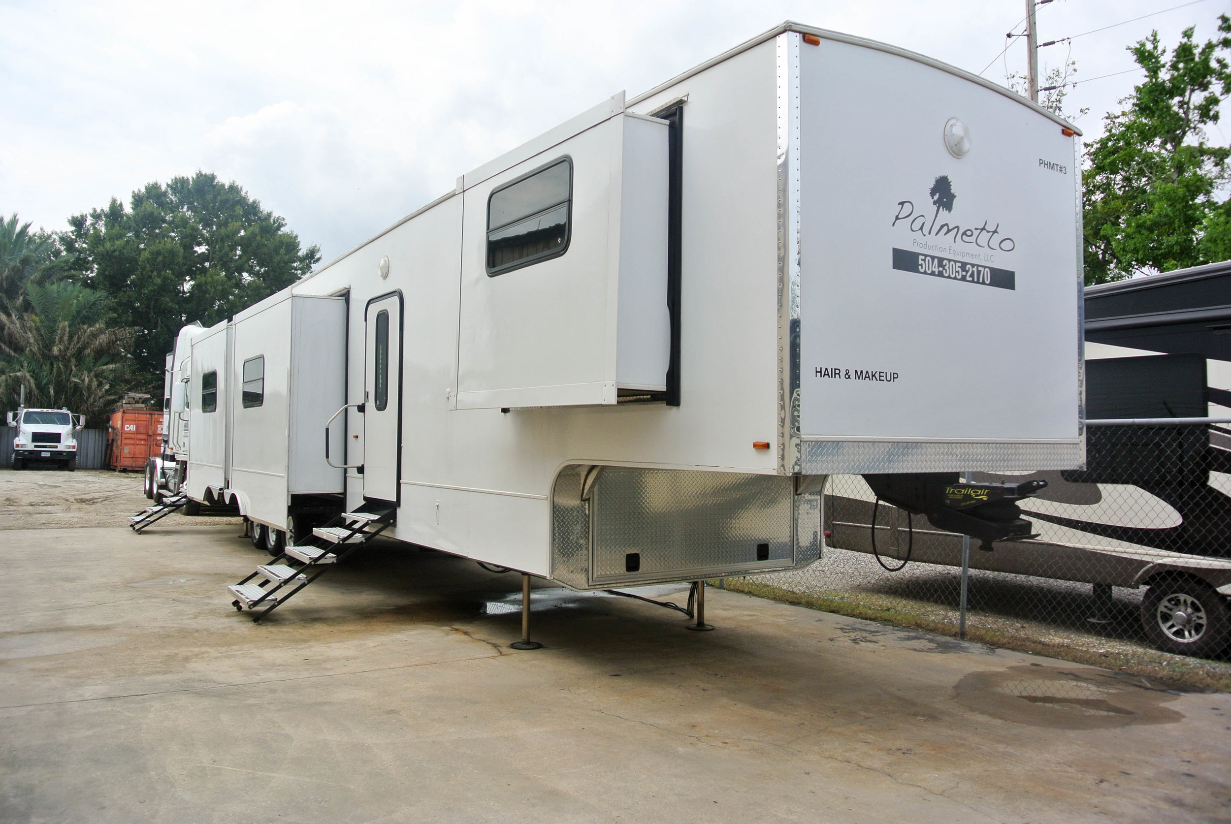 Base Craft — 21-STATION HAIR AND MAKEUP TRAILER Base Craft — 21-STATION HAIR AND MAKEUP TRAILER