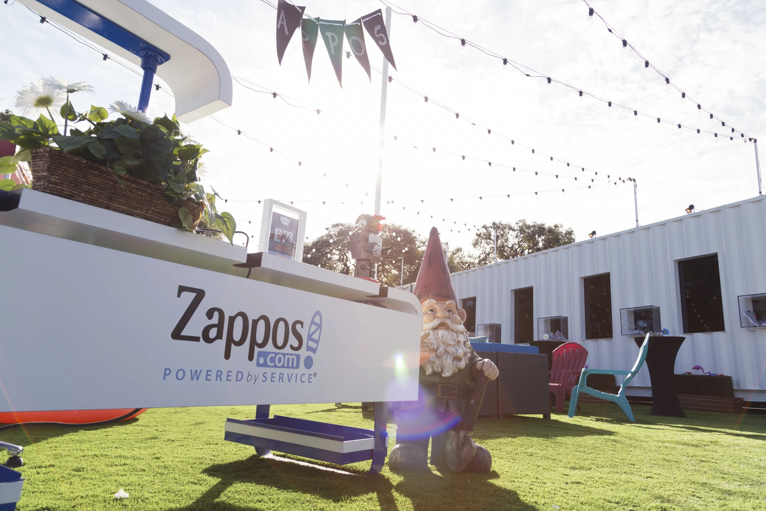 <h6 >FRIENDS WITH BENEFITS<h6/><h2>ZAPPOS<h2/>