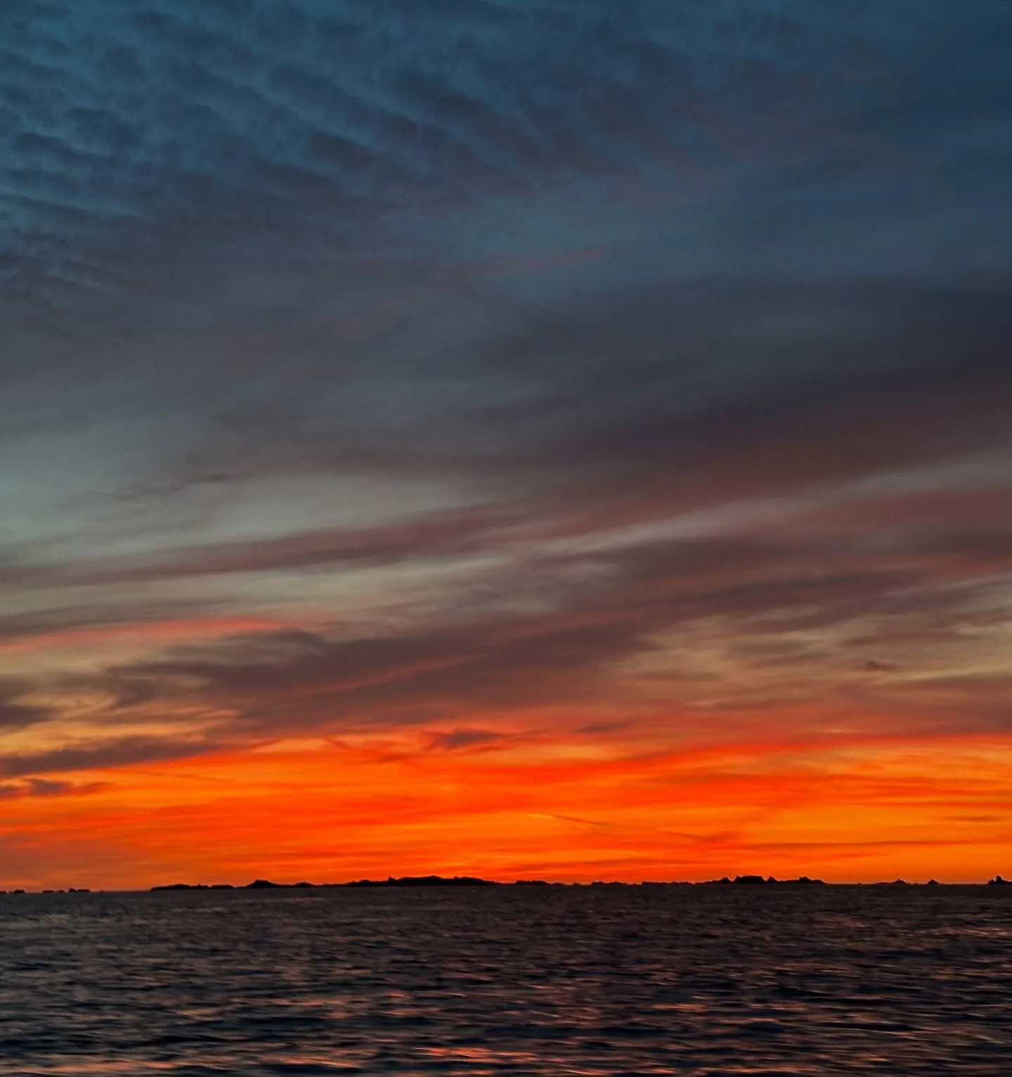 Last nights sunset lit the sky on fire 🌅 on the way back from dinner in France our passengers were treated to this beautiful view over Les Ecrehous and then over the north coast 🤩
&bull;
&bull;
#sunset #sunsetlove #jerseyci #jerseyseafaris #sky #uk