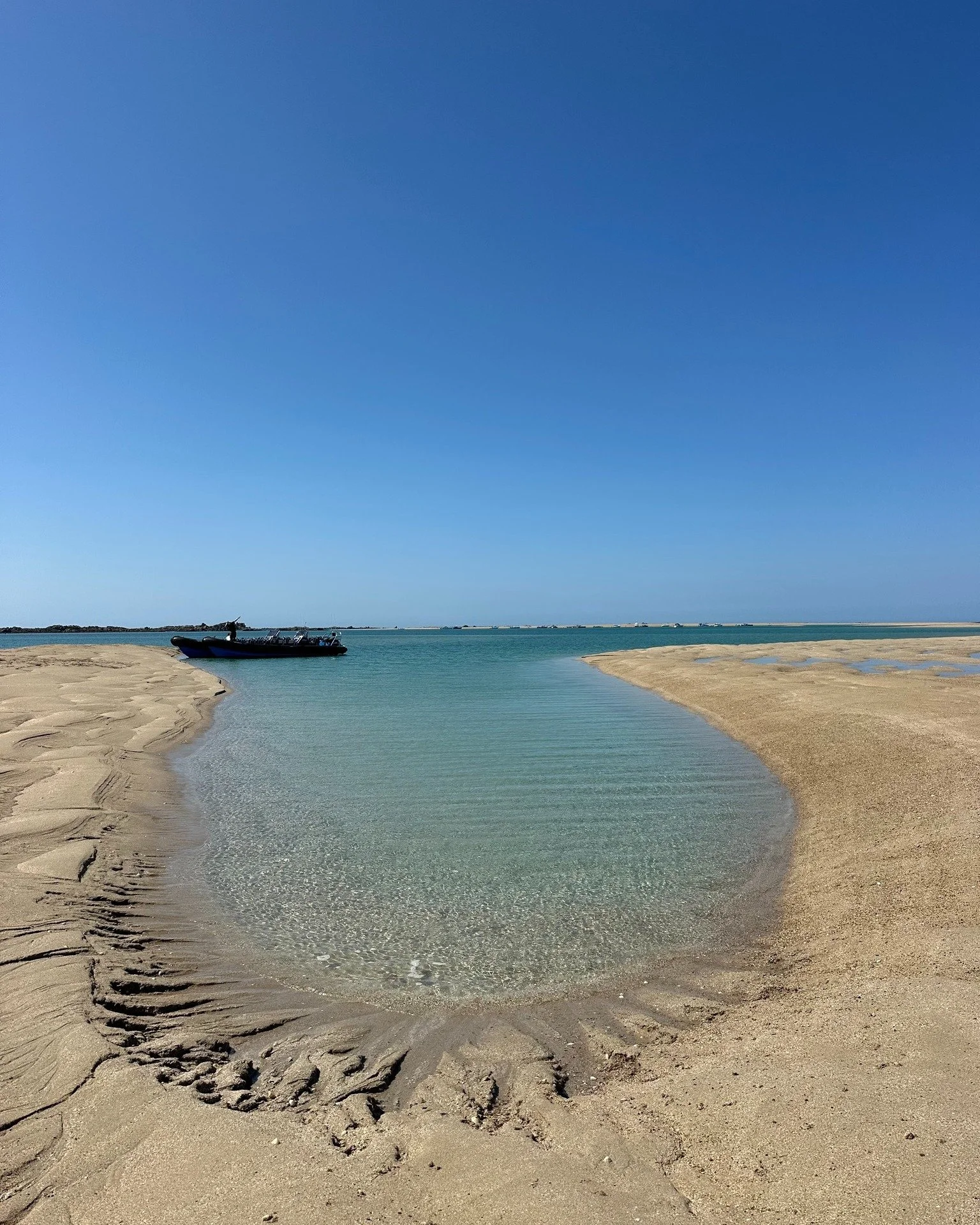 Our own little lagoon and slice of paradise 💙
&bull;
&bull;
 #JerseySeafaris #AdventureAwaits #JerseyCI #BoatTrip #VisitJersey #ChannelIslands #ThingsToDoInJersey #BoatLife #minquiers #boat #ExploreJersey #MinquiersMagic #IslandAdventures #CoastalVi