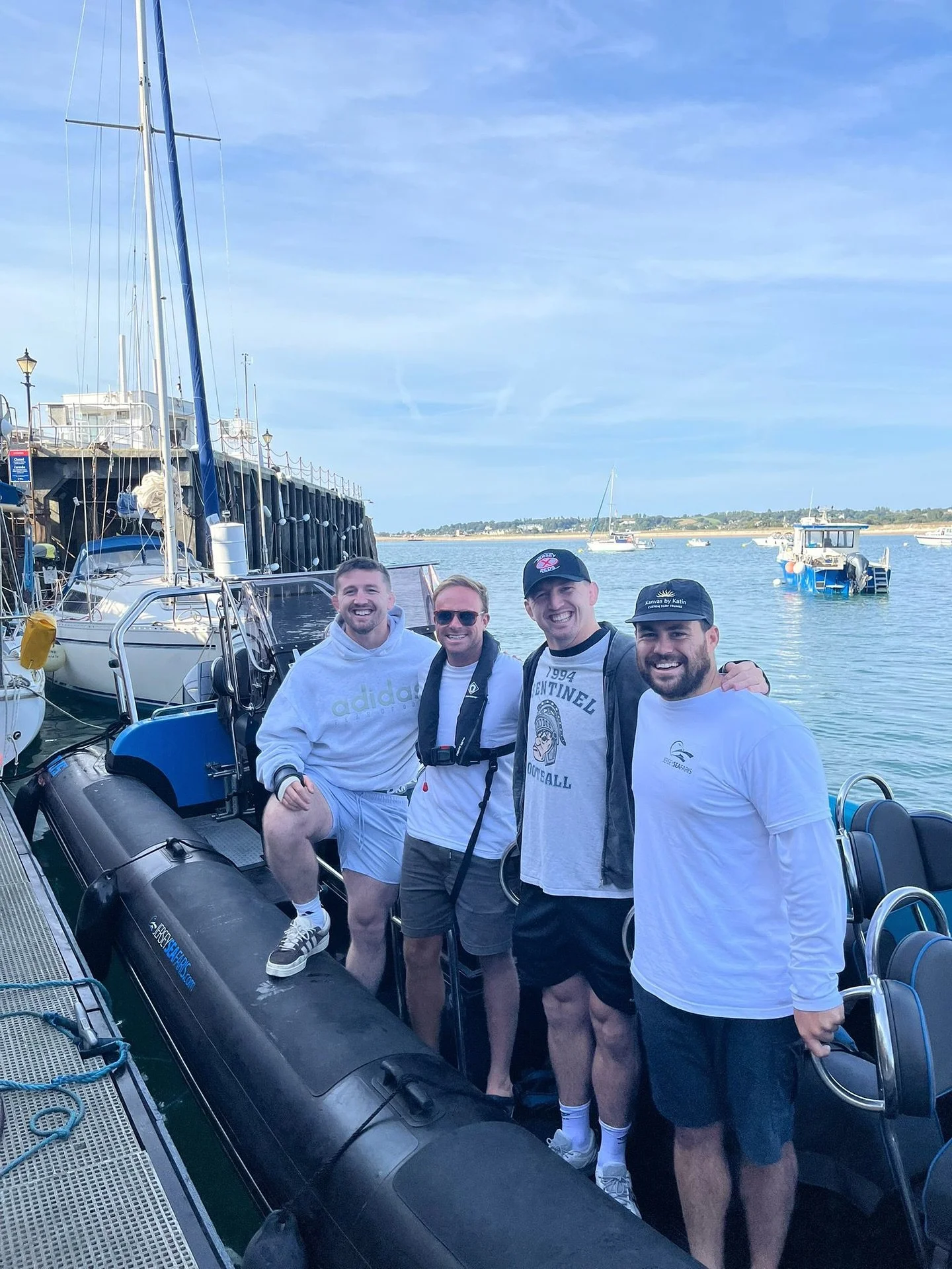 Big tackles ➝ big tides 🌊🏉 Fresh out from the Lions tour down under and England test matches, it was good to have the Curry brothers and their families join us for a trip to Les &Eacute;cr&eacute;hous!
@bencurry98 @thomascurry_7 

#JerseySeafaris #