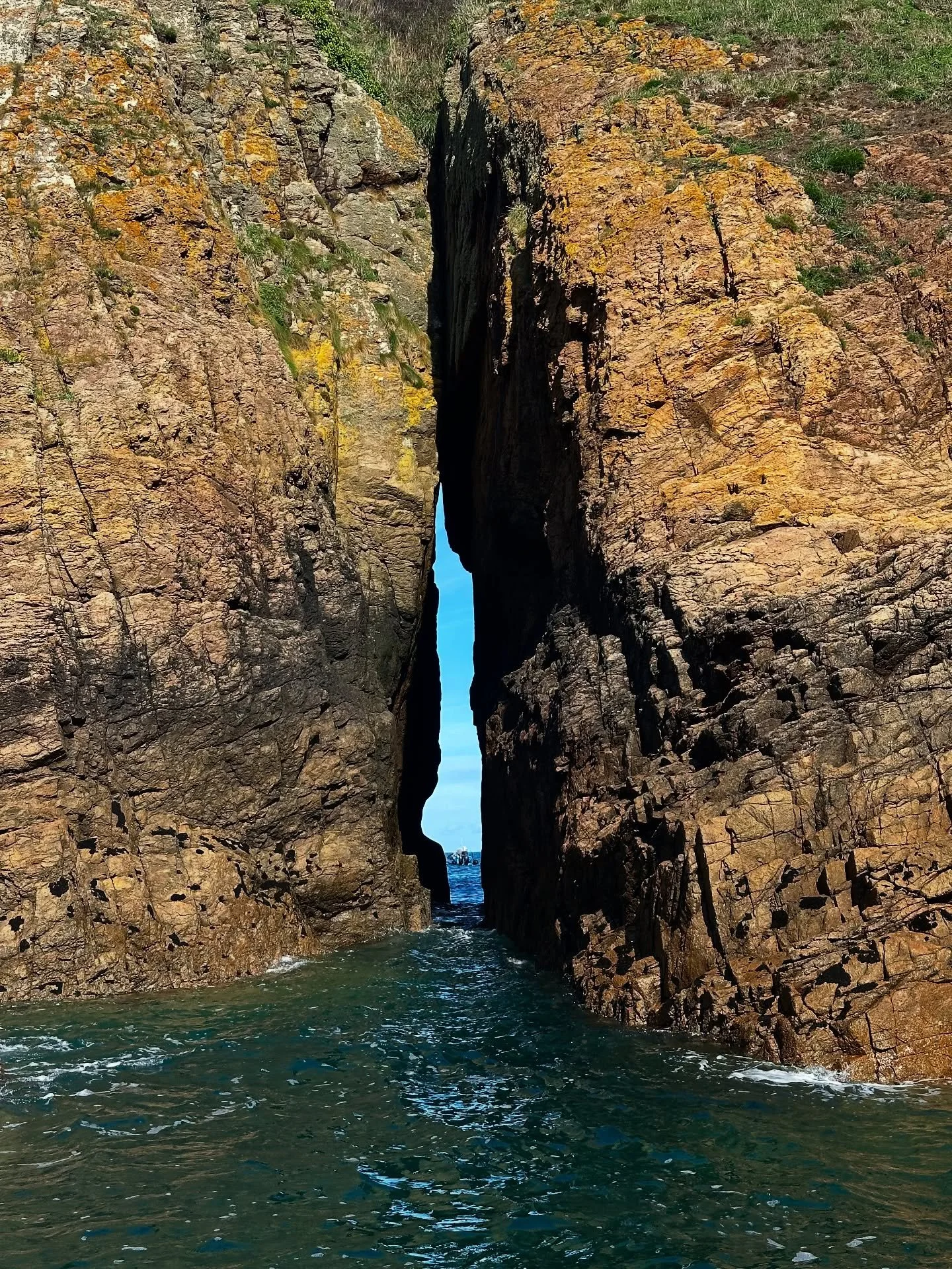 Spot the Seafaris boat in the gap. Jersey&rsquo;s North coast is full of hidden gems, Isle Agois being one of them 😲 
&bull;
&bull;
#jerseyci #ThingsToDoInJersey #IsleAgois #VisitJersey #IronAge #BoatTrip #RibTrip #Sea #Boat #history