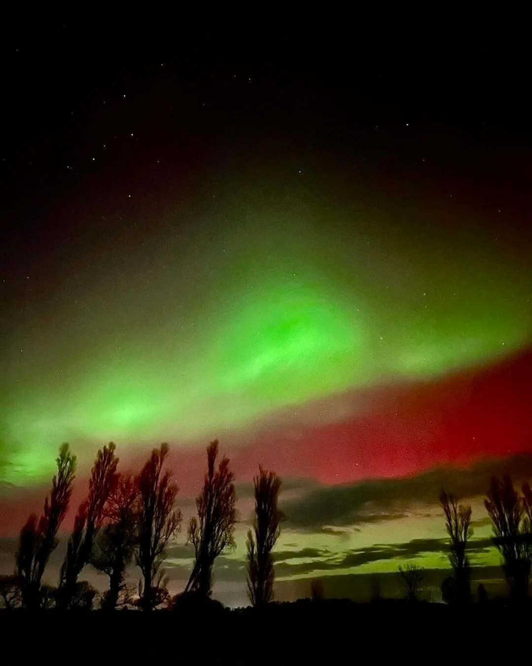 The northern lights visible from Jersey last night. An incredible sight to see to the North East, with it staying around for some time. 
&bull;
&bull;
#NorthernLights #jerseyci #uk #arora #nightsky