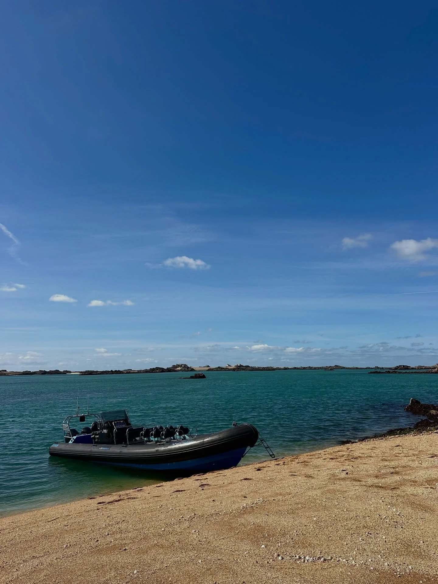 Les Ecrehous never looked so good 🏝️
&bull;
&bull;
#jersey #boattrips #wild #sea #easter