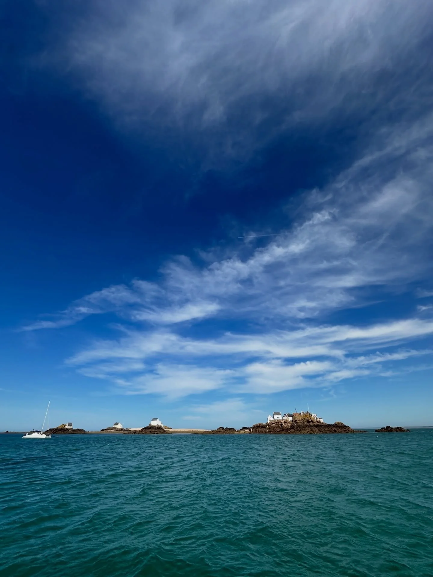 Same again tomorrow 👍🏼 24 degrees and light winds on the horizon, what&rsquo;s not to like. Maybe some dolphins thrown in for good measure. 
&bull;
&bull;
#Jersey #LesEcrehous #BoatTrip #Sea #BlueSky