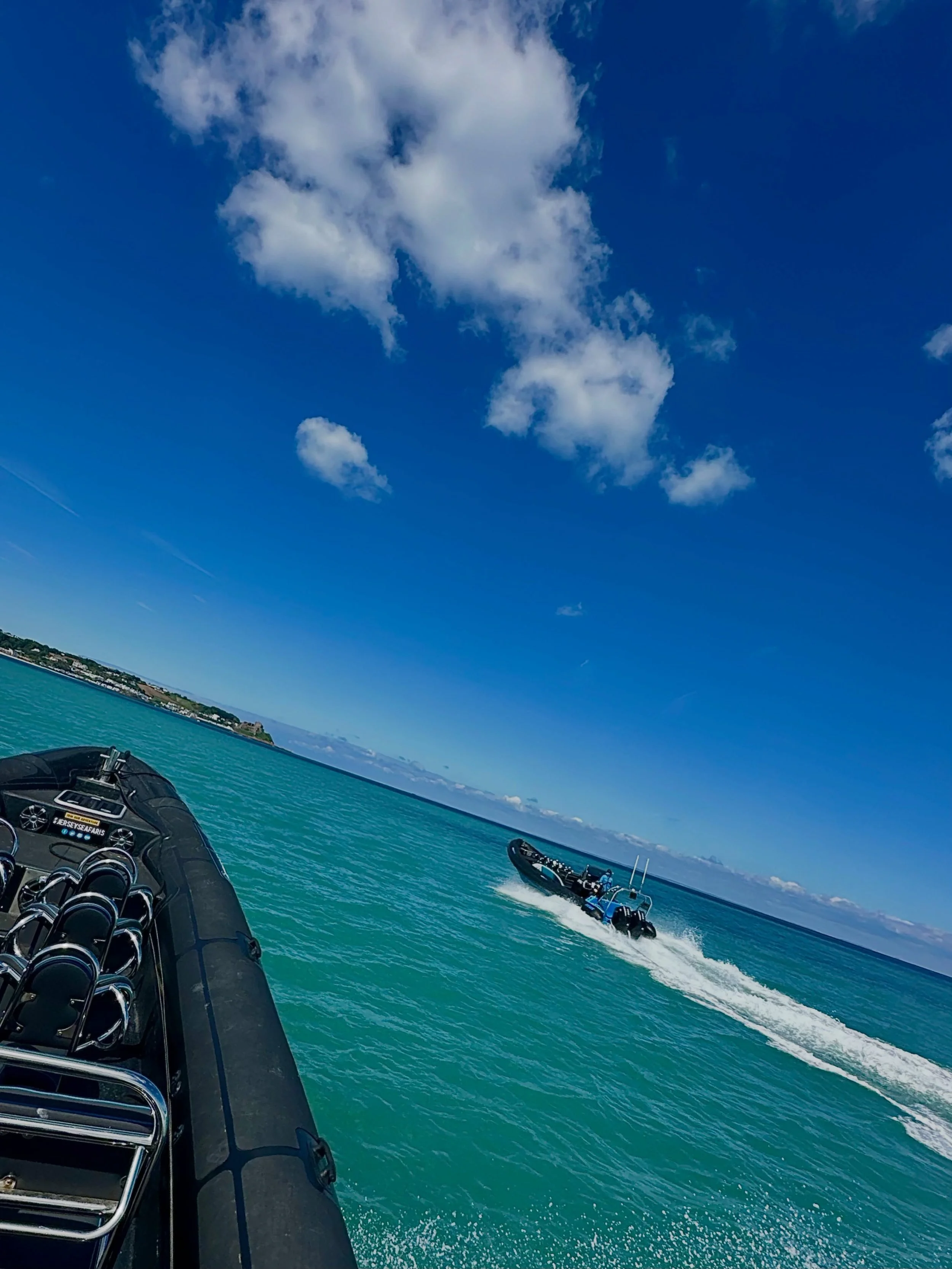 Boats and crew ready to tackle this bank holiday heat wave 🥵 come cool off with us 😎
&bull;
&bull;
#heatwave #summervibes☀️ #explorer #uk #sea